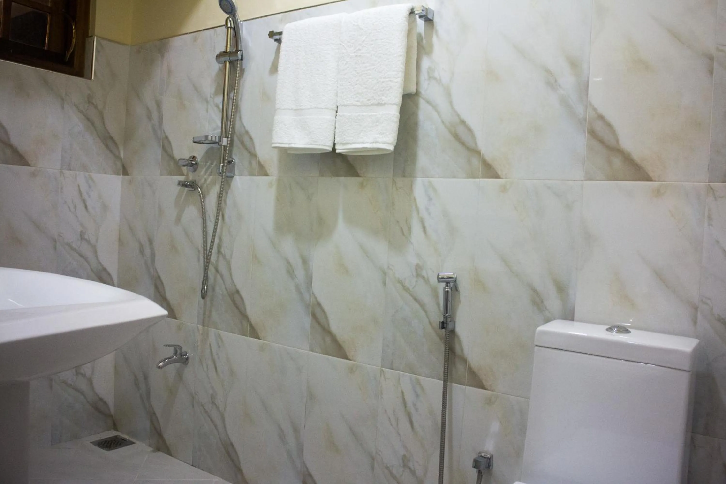 Bathroom in Hotel Mount Valley & Yala Safari