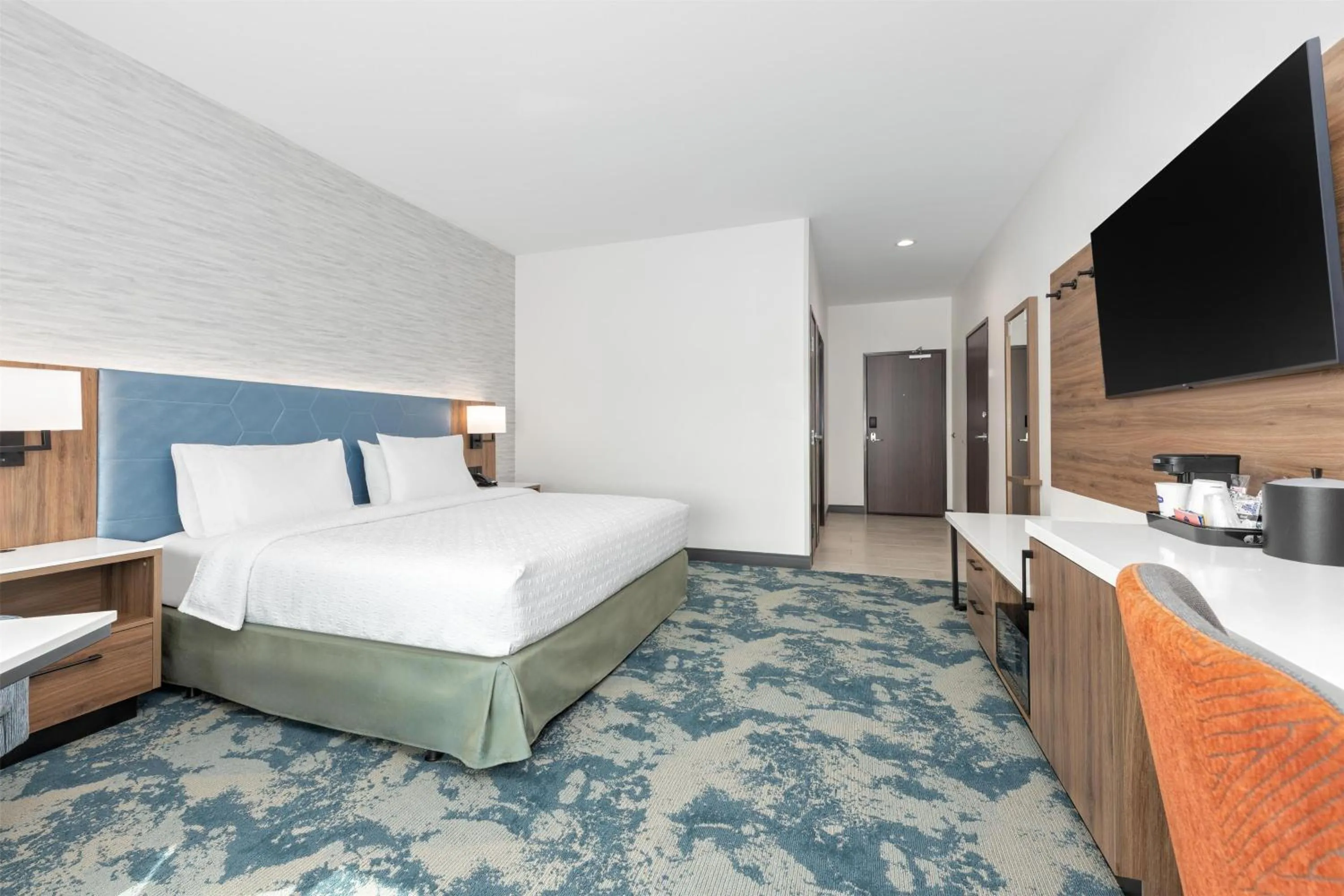 Bed in Hampton Inn & Suites Irving Hwy 183