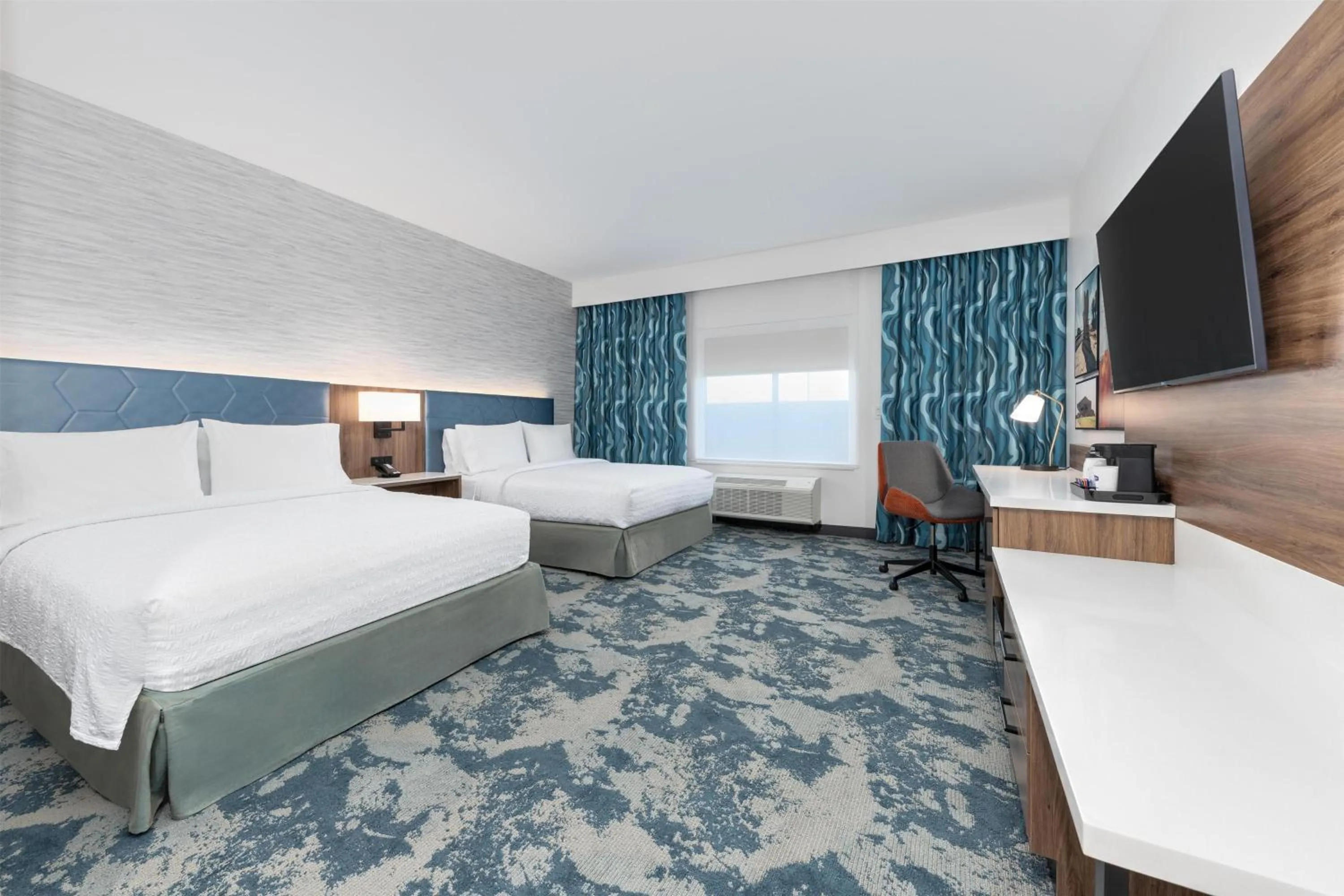 Bed in Hampton Inn & Suites Irving Hwy 183