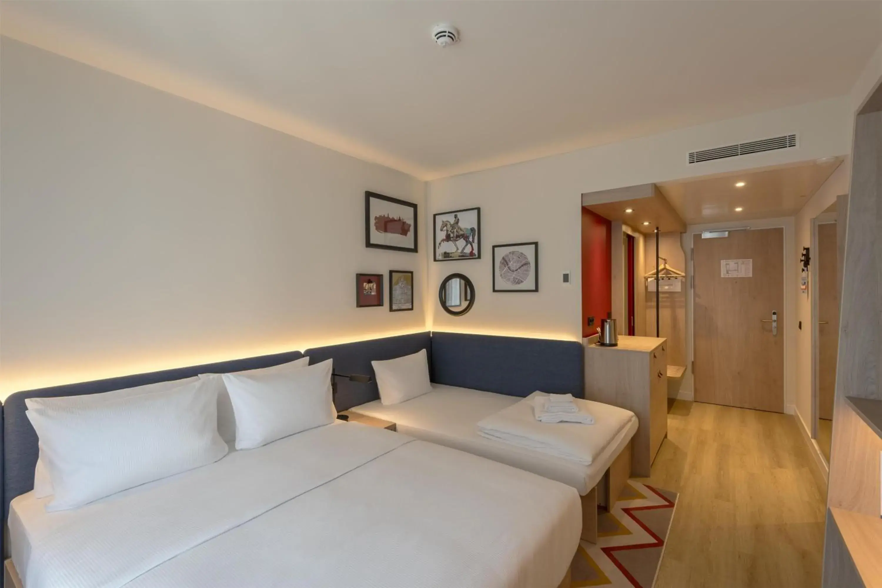 Queen Room with Sofa Bed in Hampton By Hilton Dresden City Centre Queen Room with Sofa Bed in Hampton By Hilton Dresden City Centre