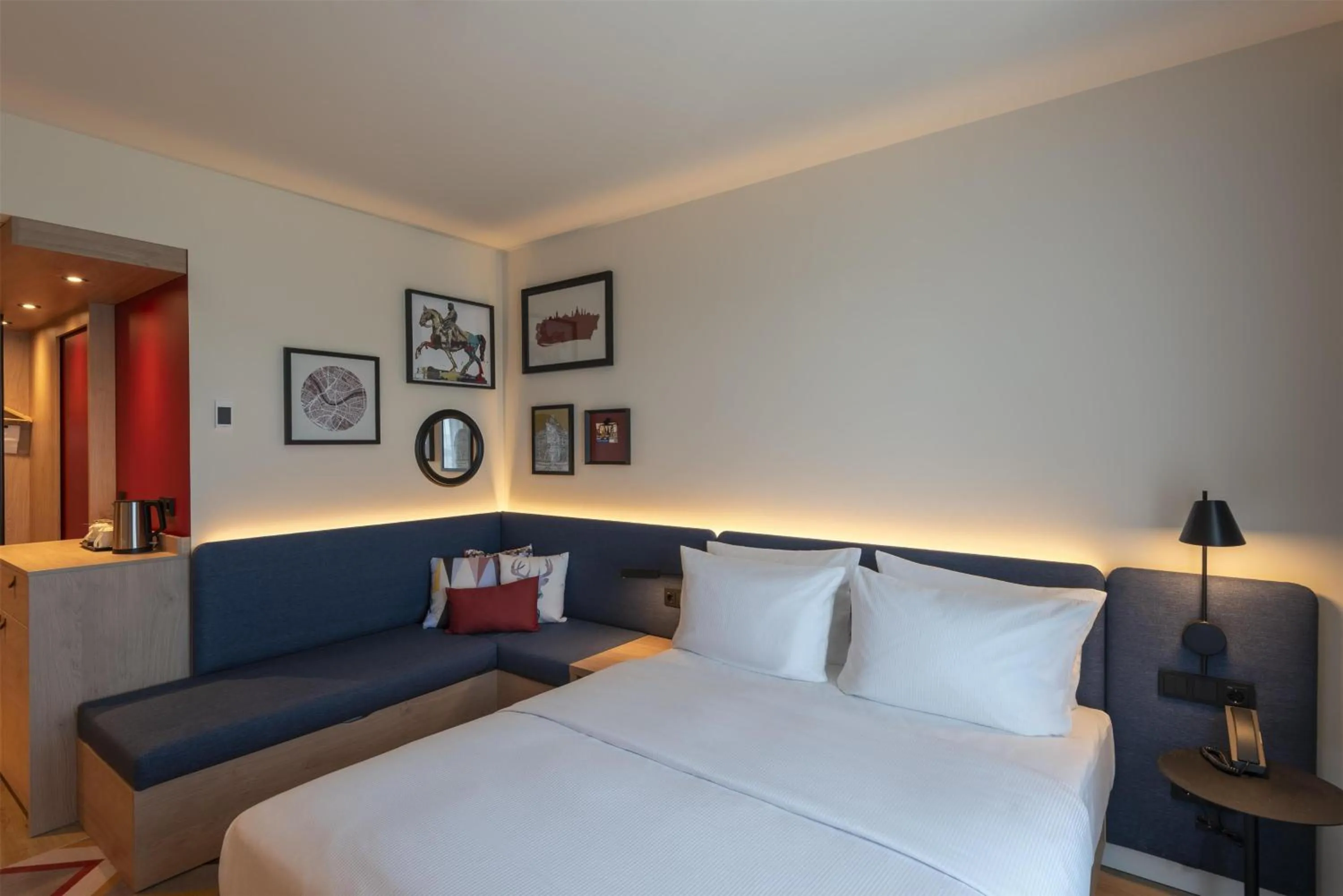 Living room, Bed in Hampton By Hilton Dresden City Centre