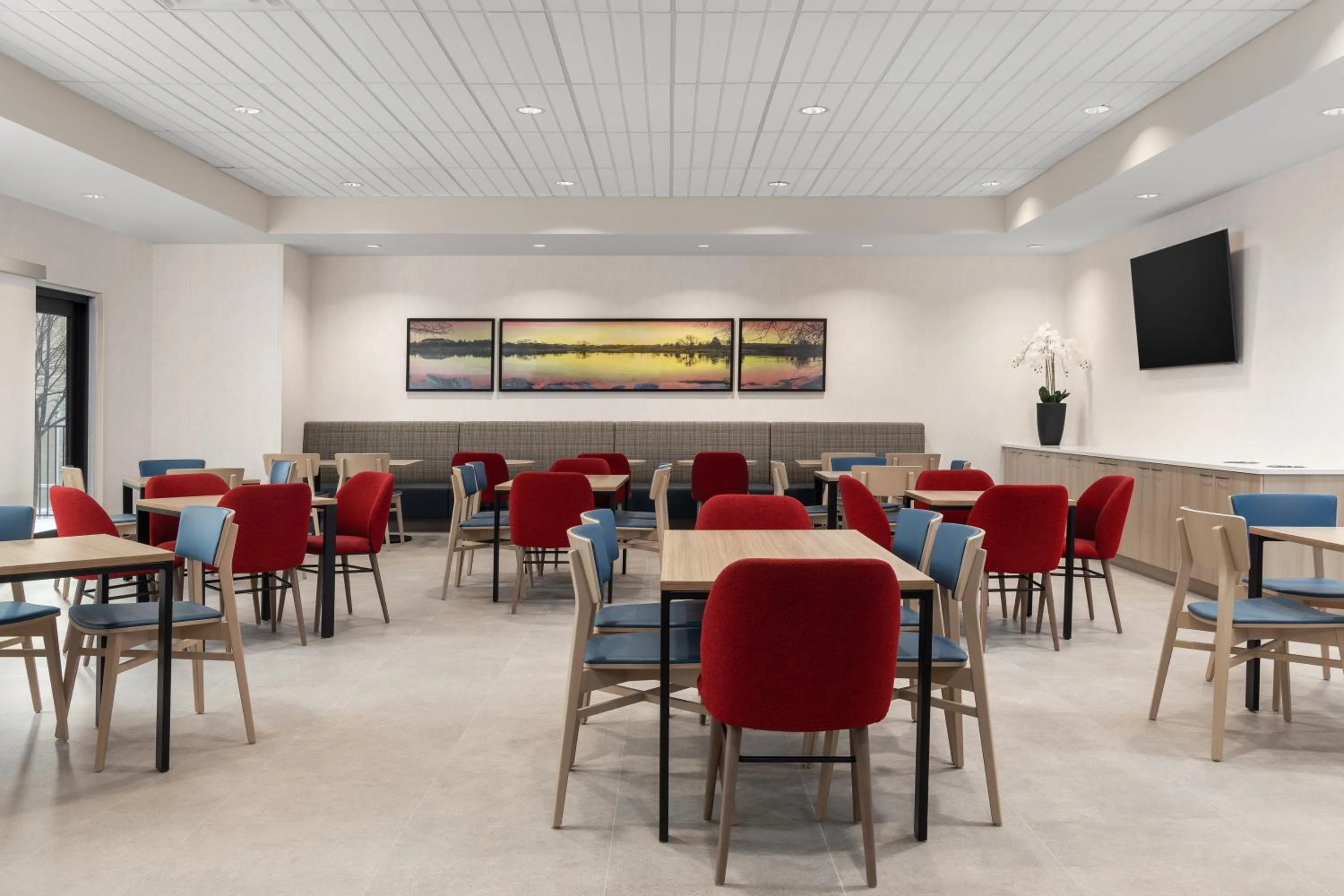 Seating area in Home2 Suites By Hilton Vaughan Toronto On