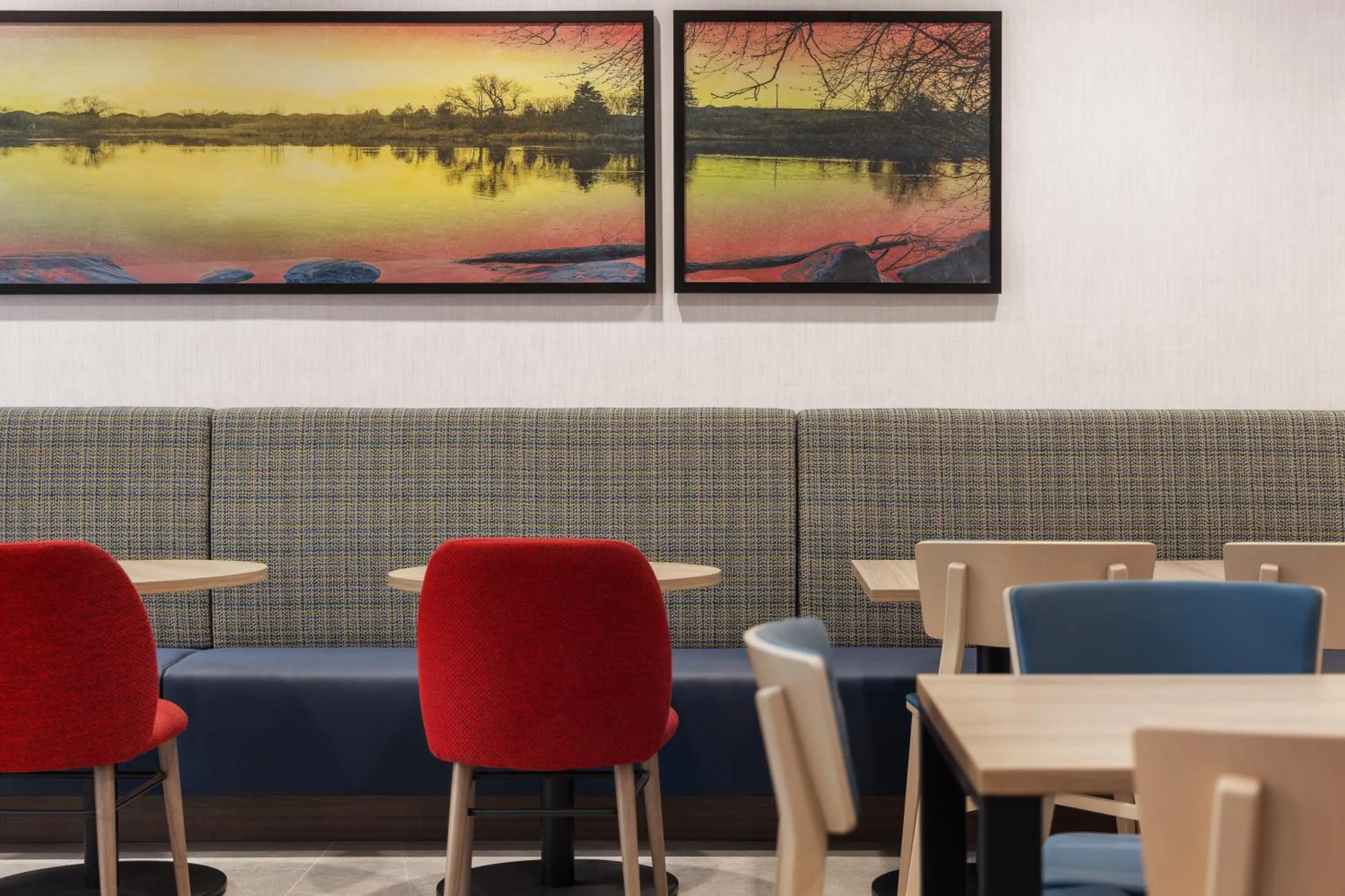 Seating area in Home2 Suites By Hilton Vaughan Toronto On