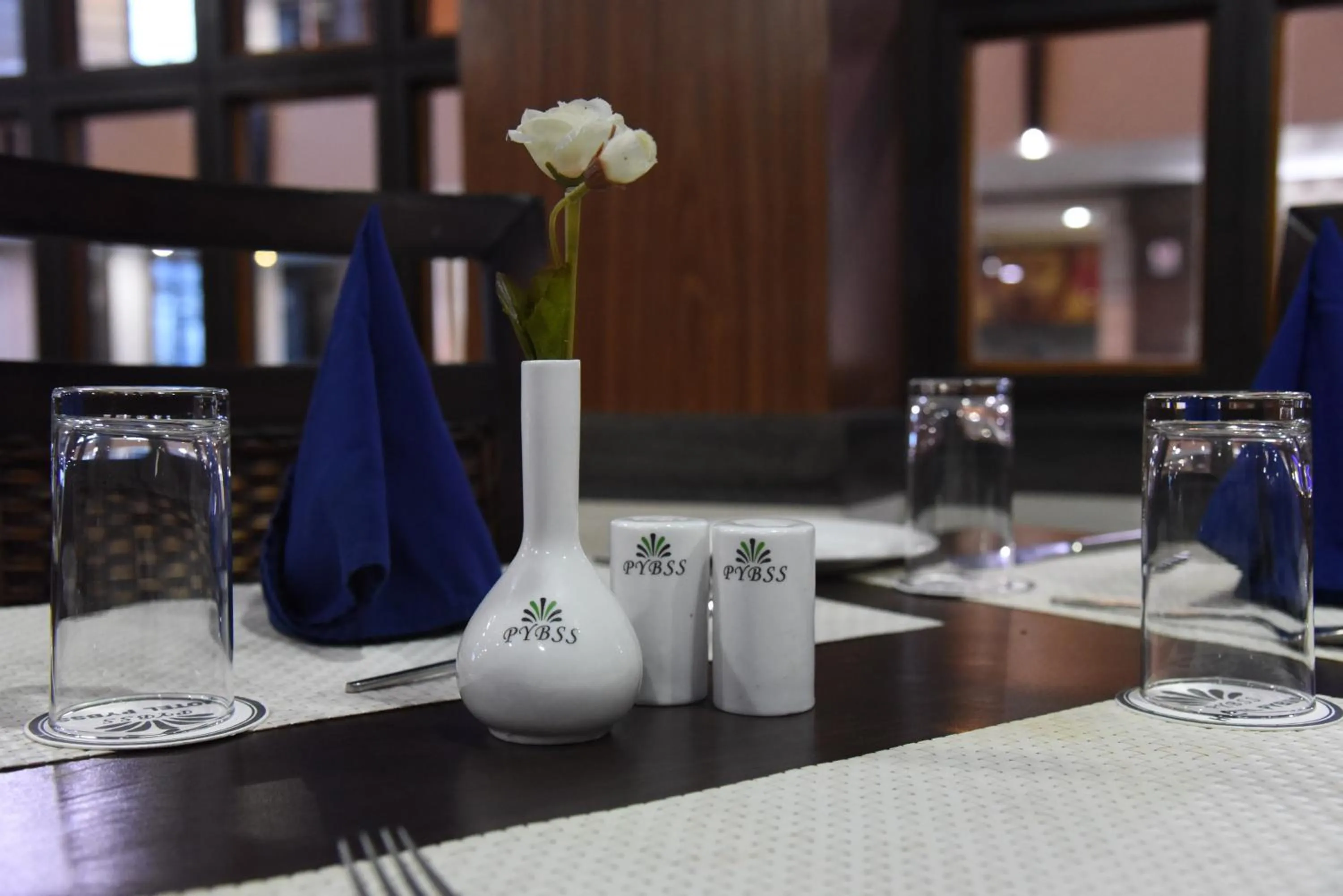 Restaurant/places to eat in Hotel Pybss