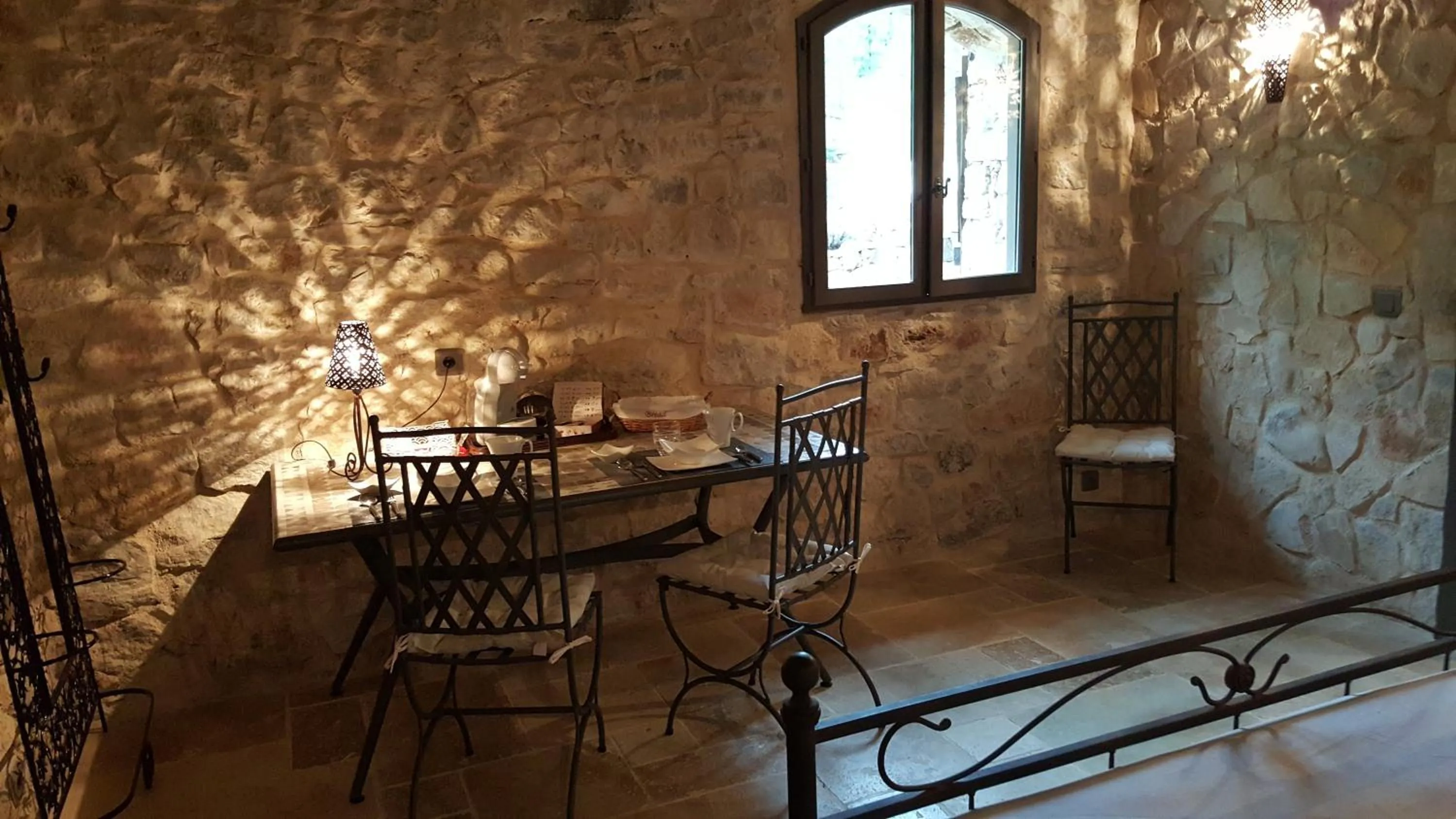 Dining area in Le Donjon des Combes et son Spa