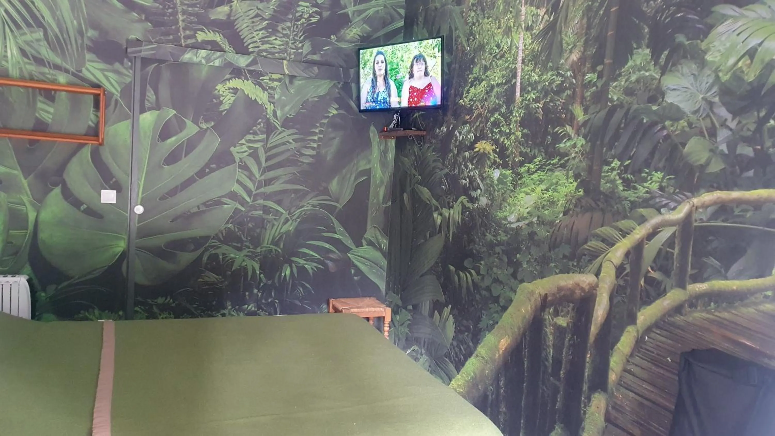 Bedroom in Le Donjon des Combes et son Spa