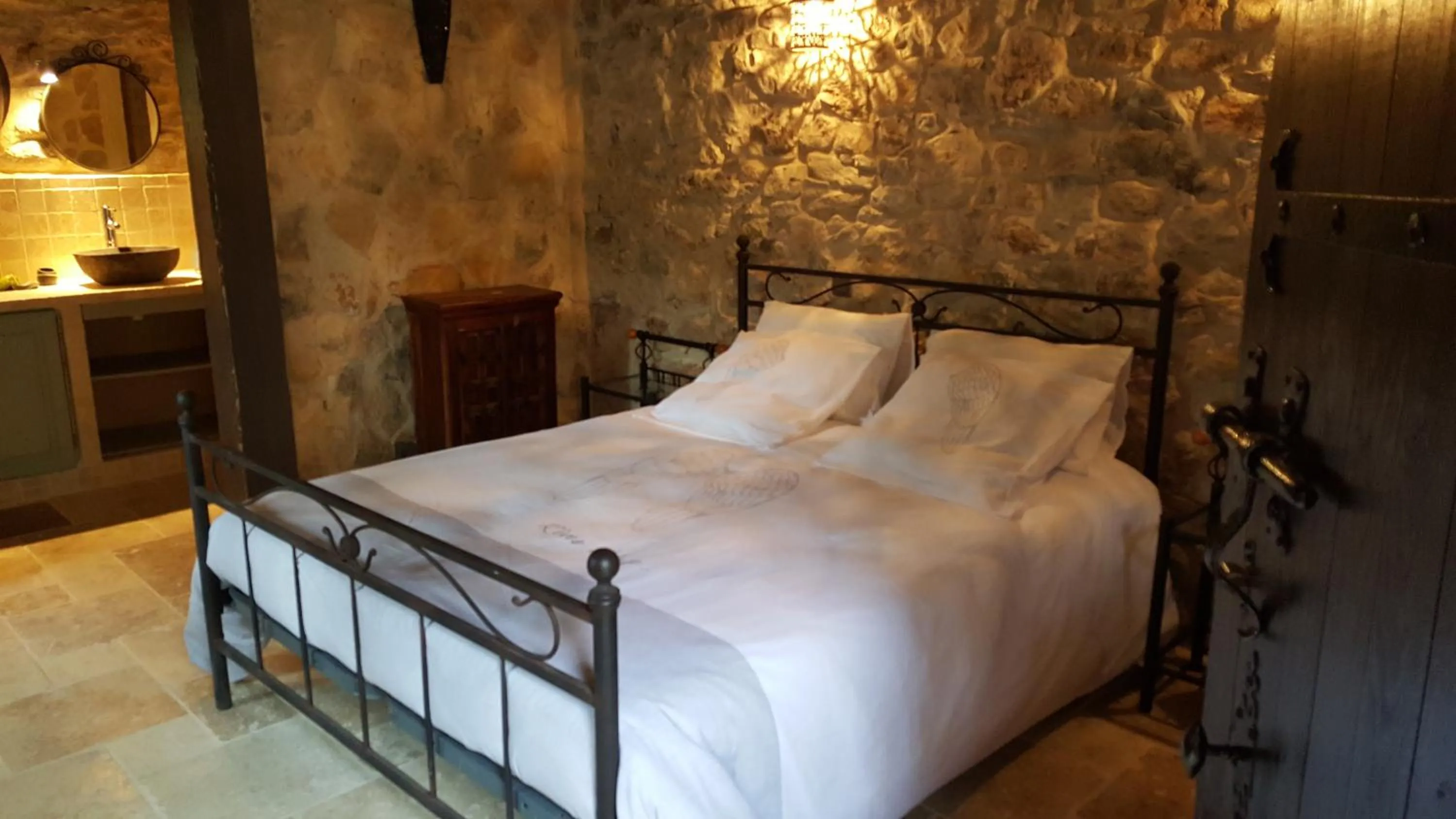 Bed in Le Donjon des Combes et son Spa