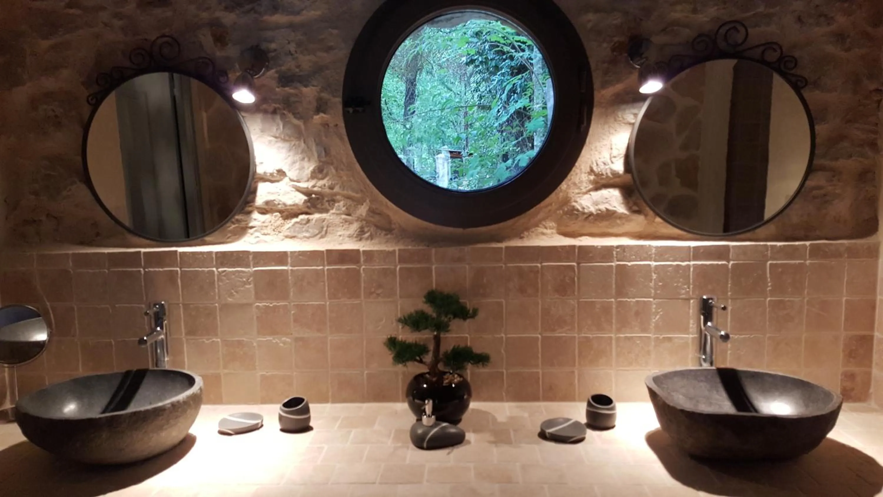 Bathroom in Le Donjon des Combes et son Spa
