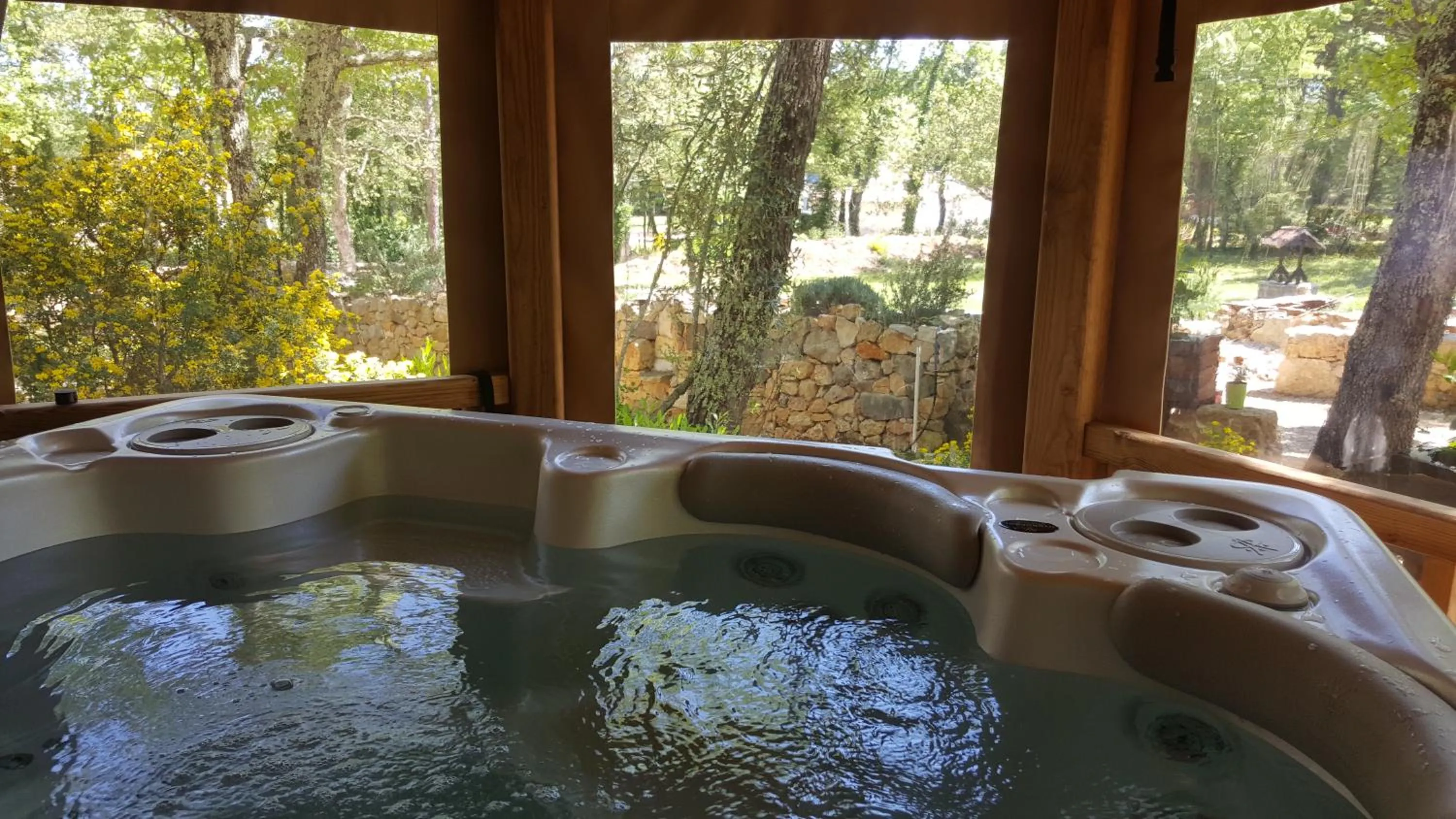 Hot Tub in Le Donjon des Combes et son Spa
