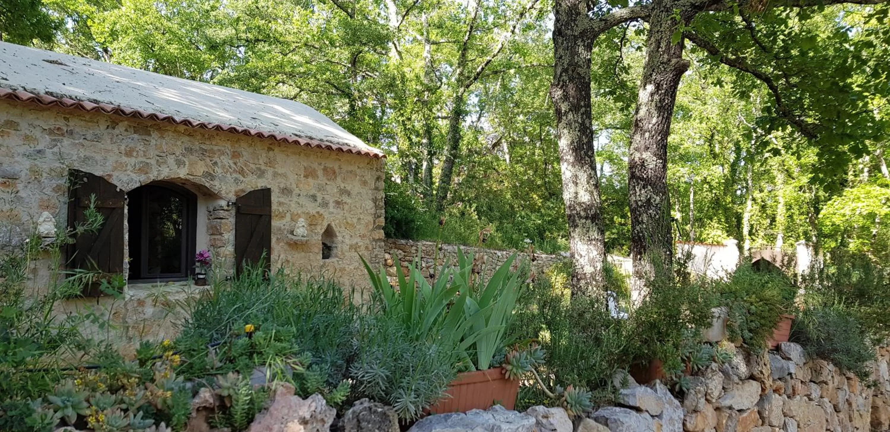 Property building in Le Donjon des Combes et son Spa