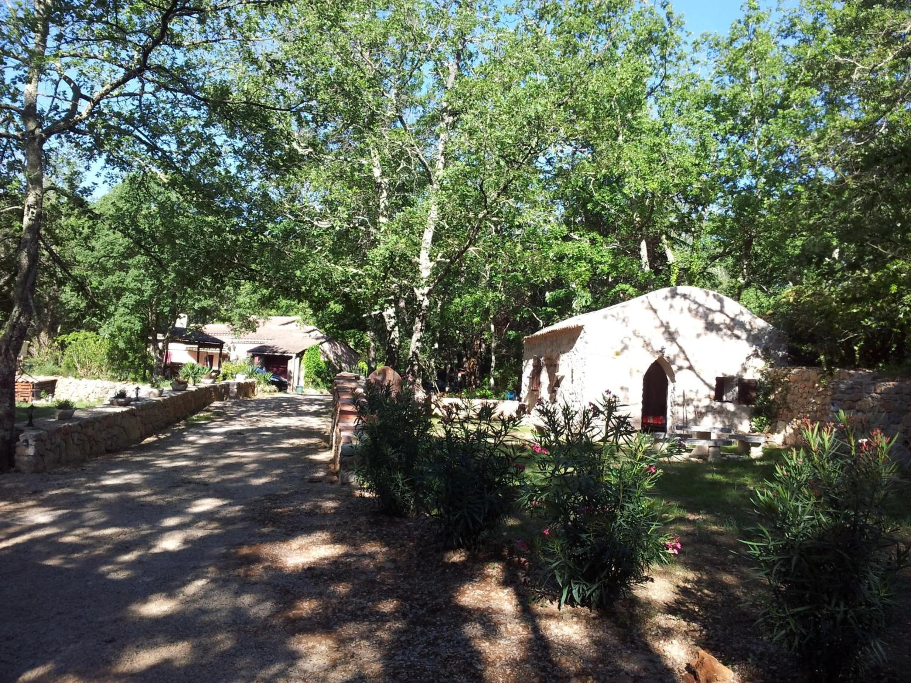 Garden view in Le Donjon des Combes et son Spa