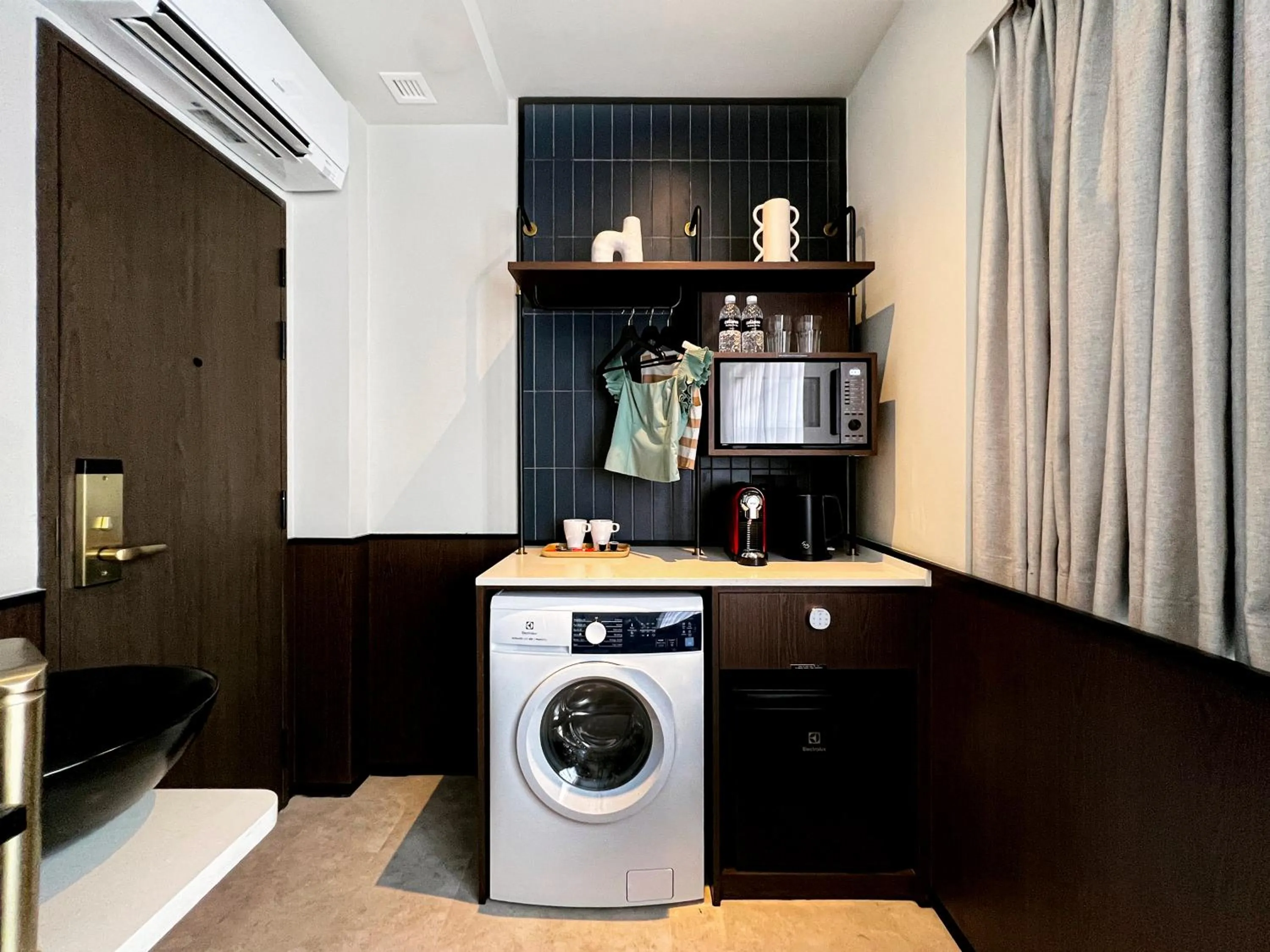 oven in Coliwoo Hotel Kampong Glam - CoLiving