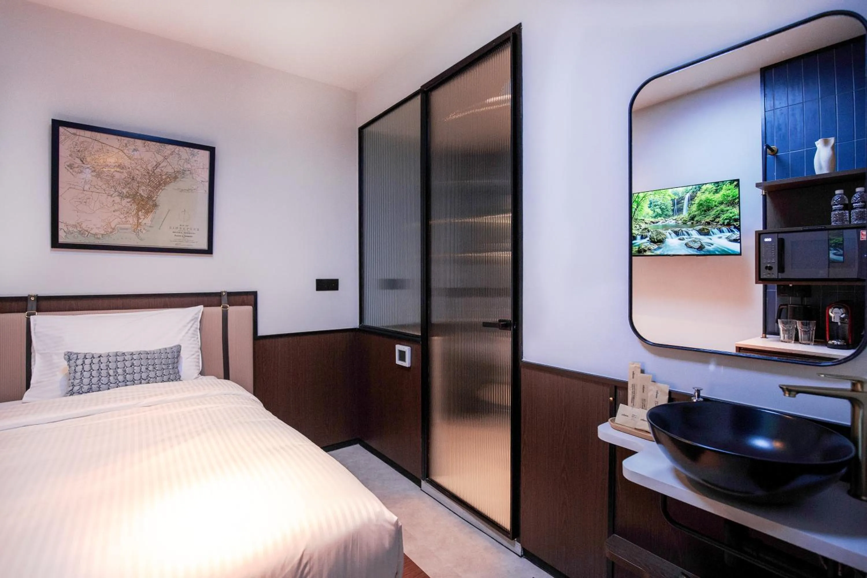 Bedroom, Bed in Coliwoo Hotel Kampong Glam - CoLiving