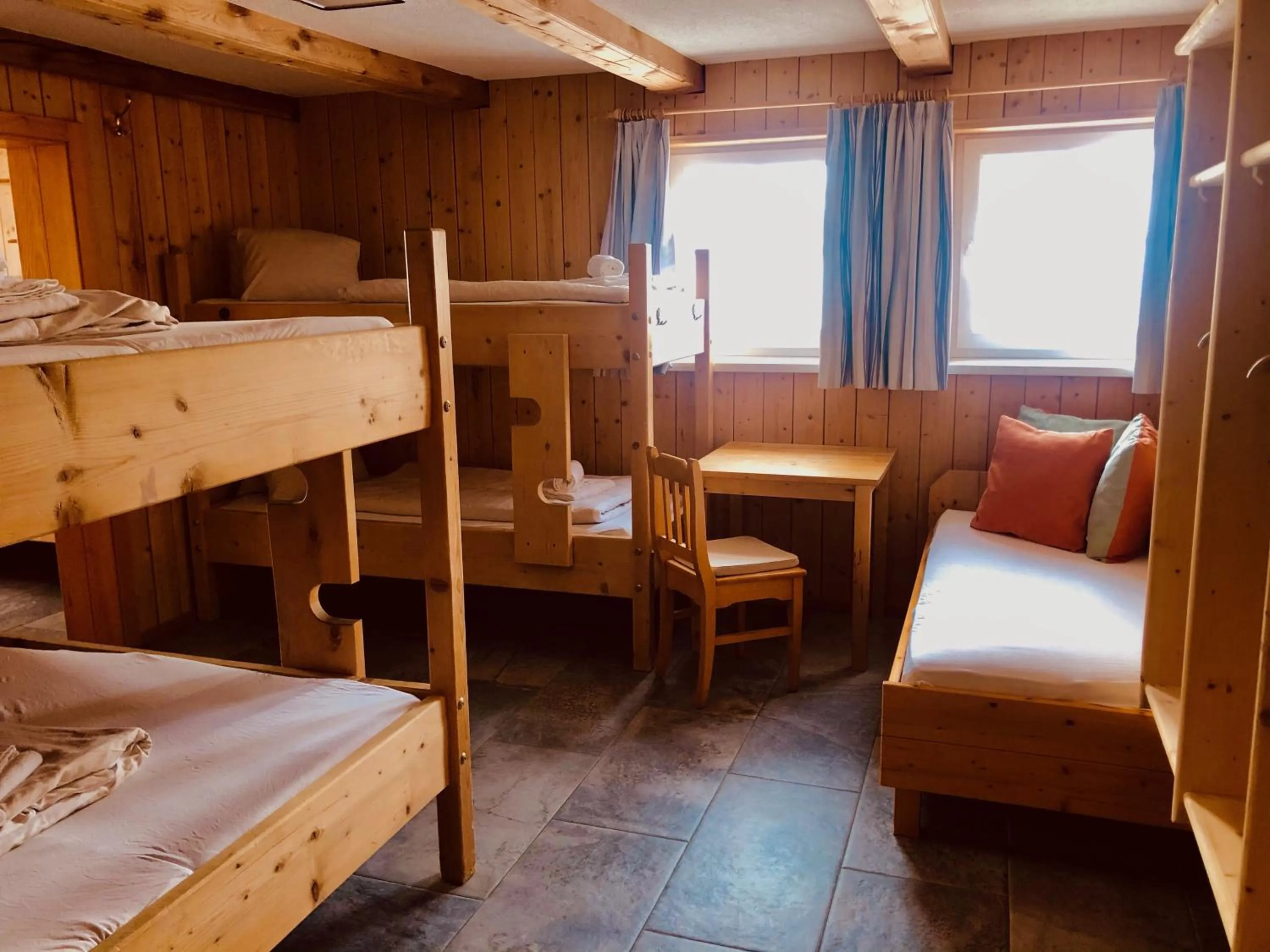 bunk bed, Bed in Lodge am Krippenstein