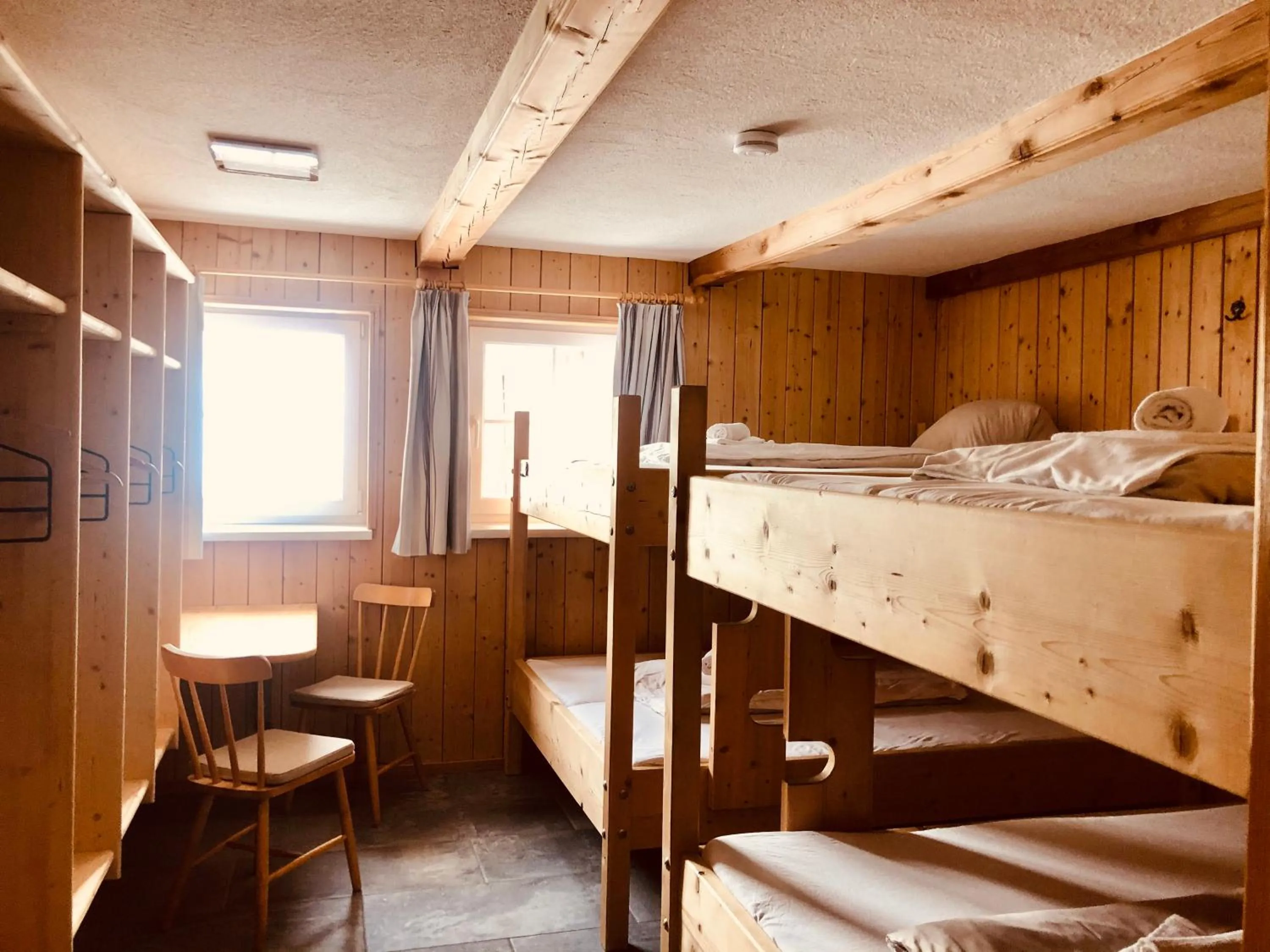 bunk bed, Bed in Lodge am Krippenstein