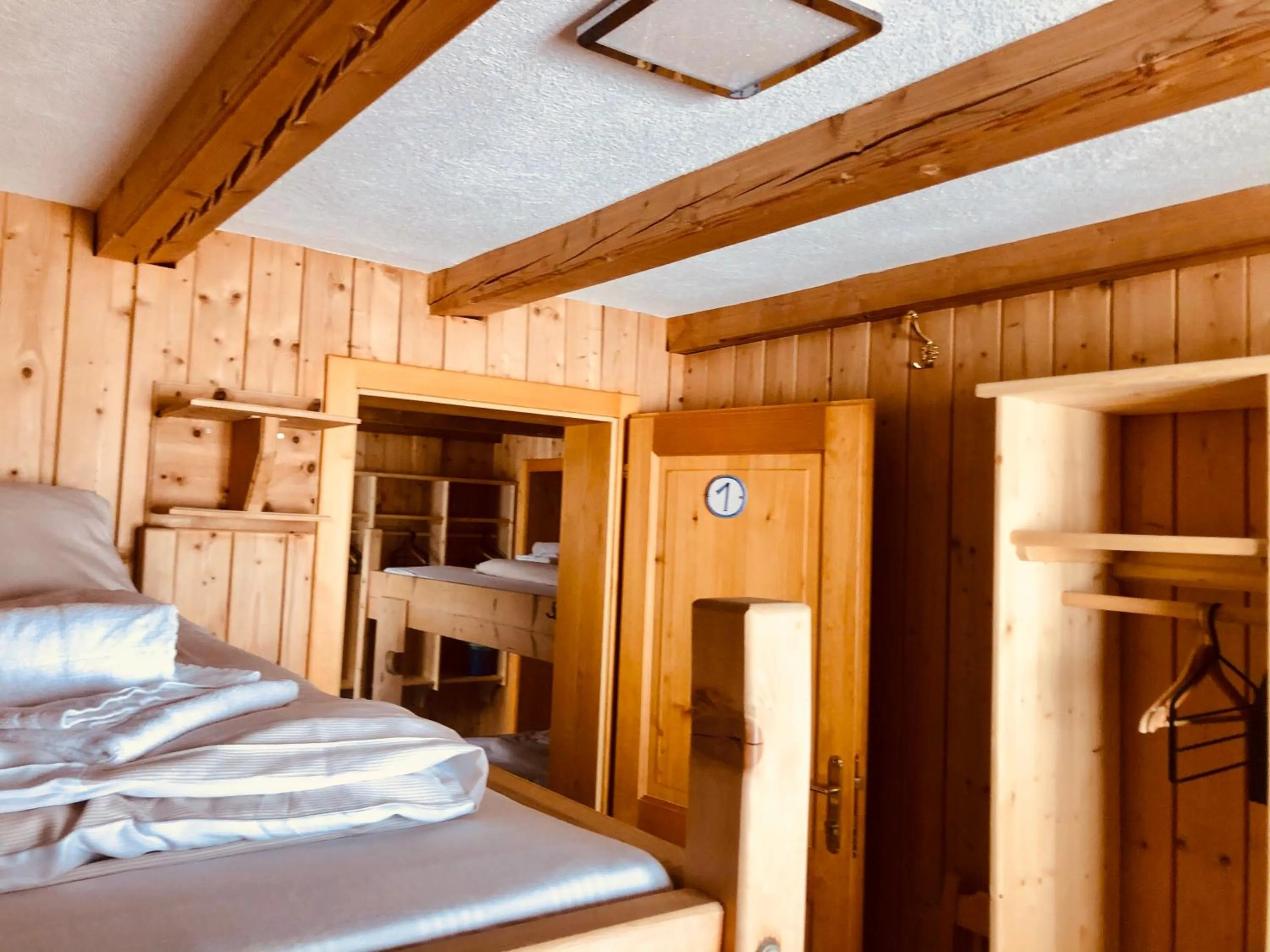 bunk bed, Bed in Lodge am Krippenstein