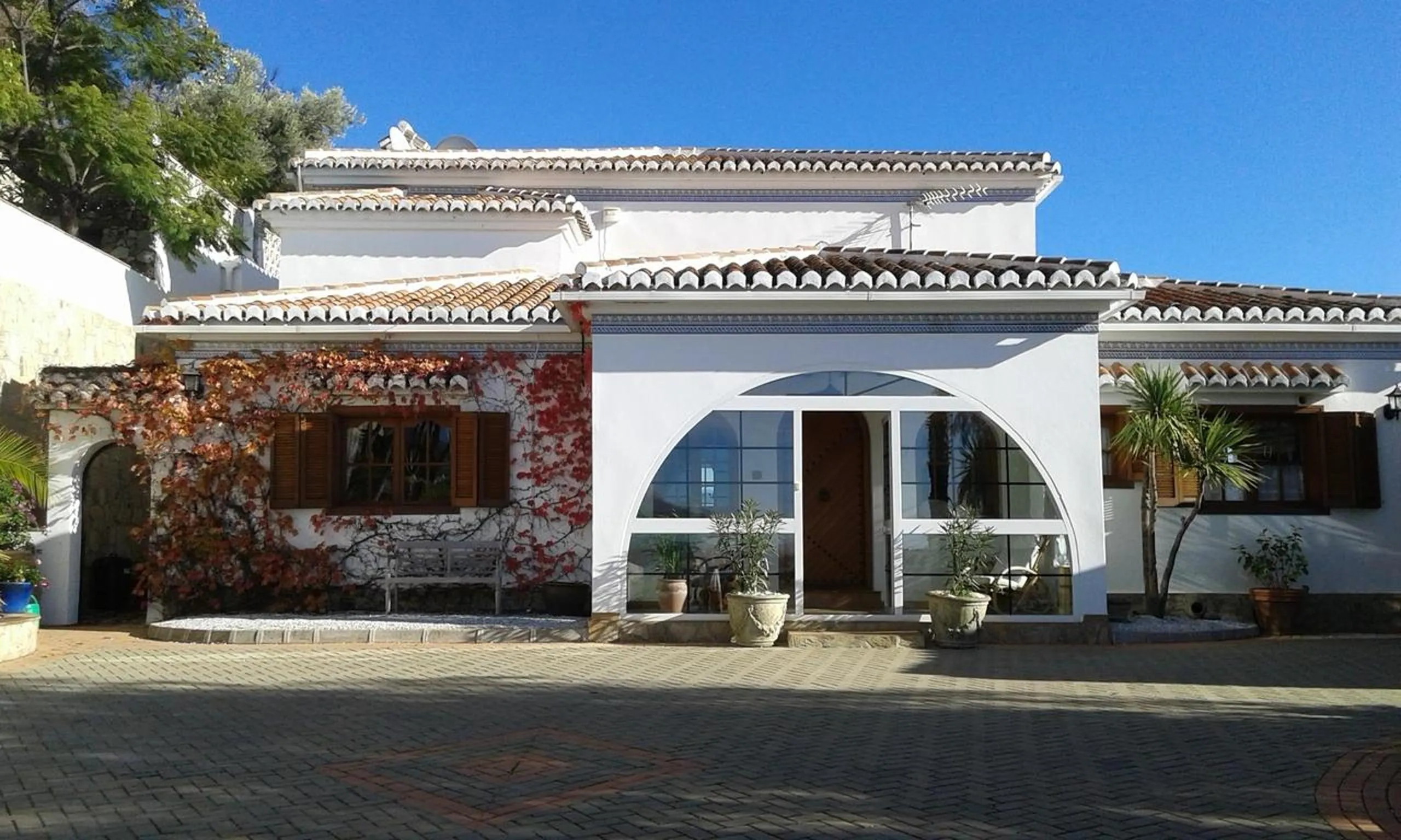 Facade/entrance in Casa Roble B&B