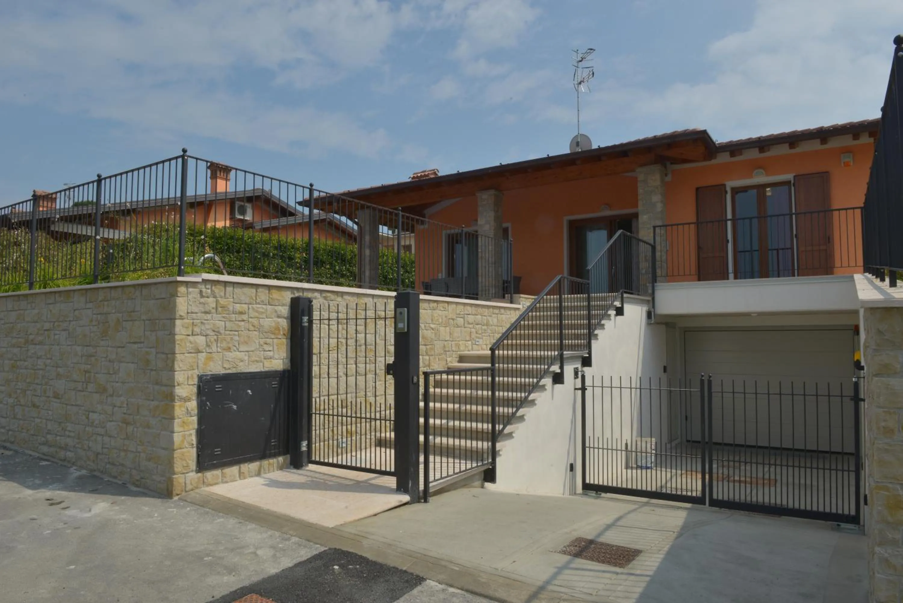 Facade/entrance in Villa Artemia