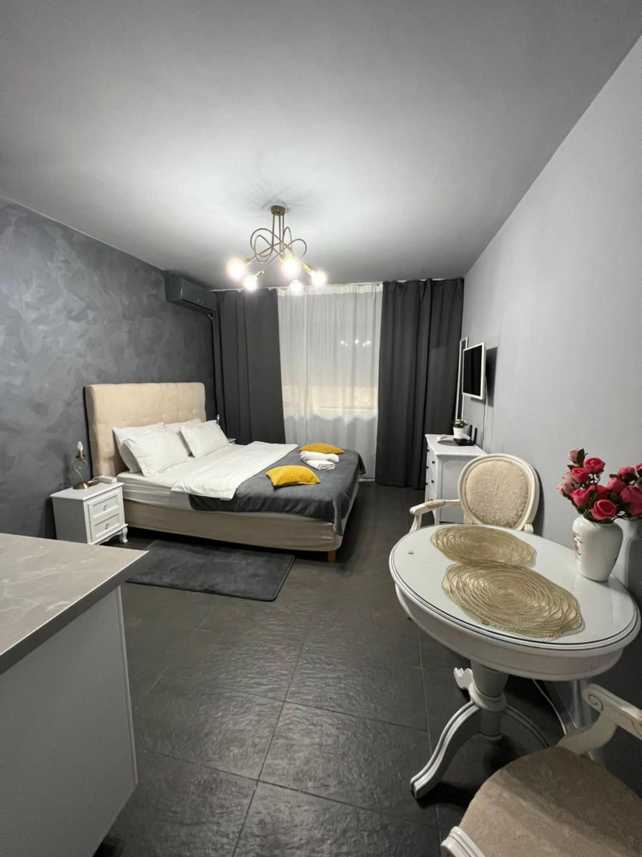 Photo of the whole room, Bed in Kenzia Prive