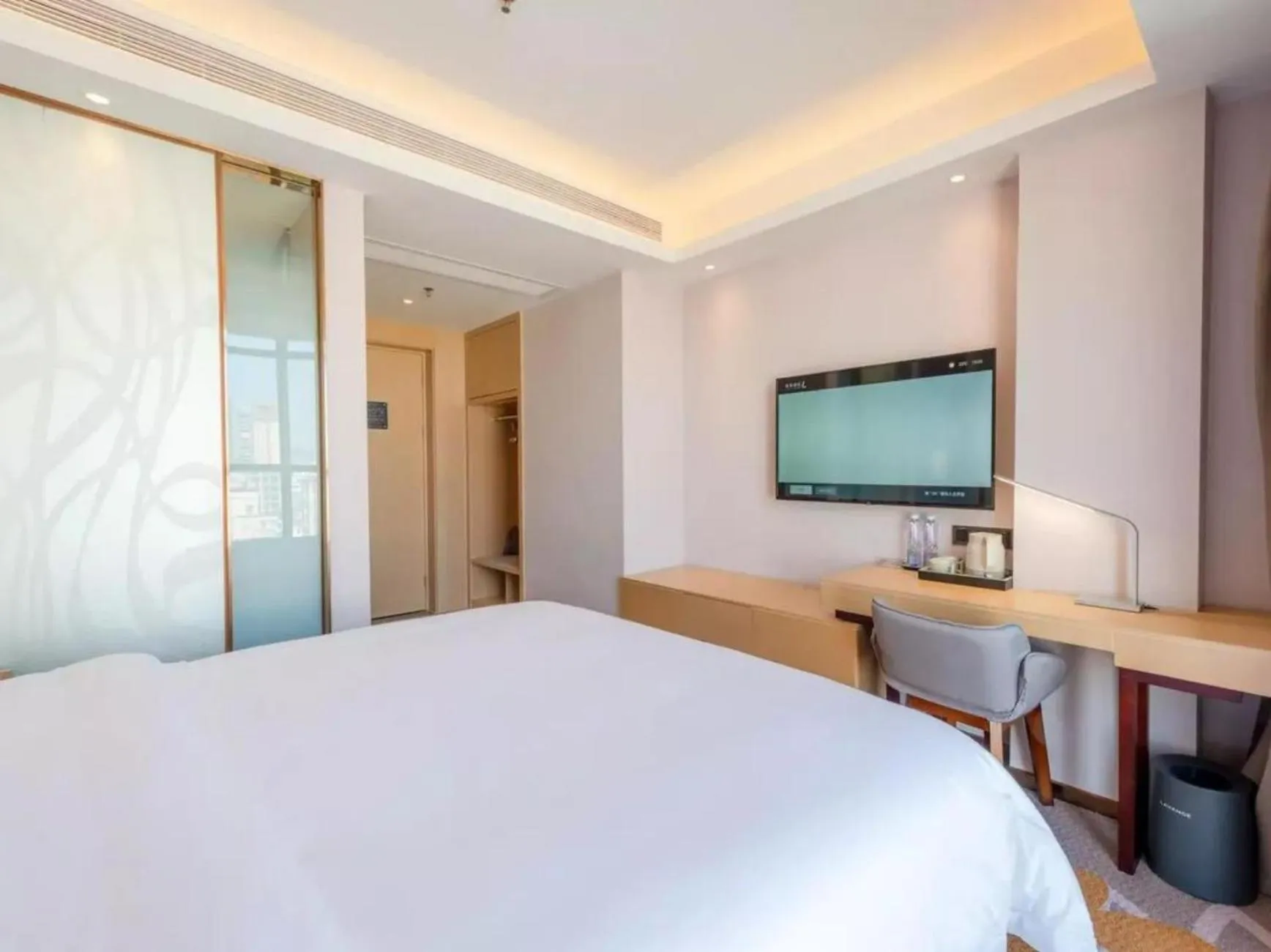 Photo of the whole room, Bed in Lavande Hotel Shenzhen International Convention and Exhibition Center Fuhai West Subway Station