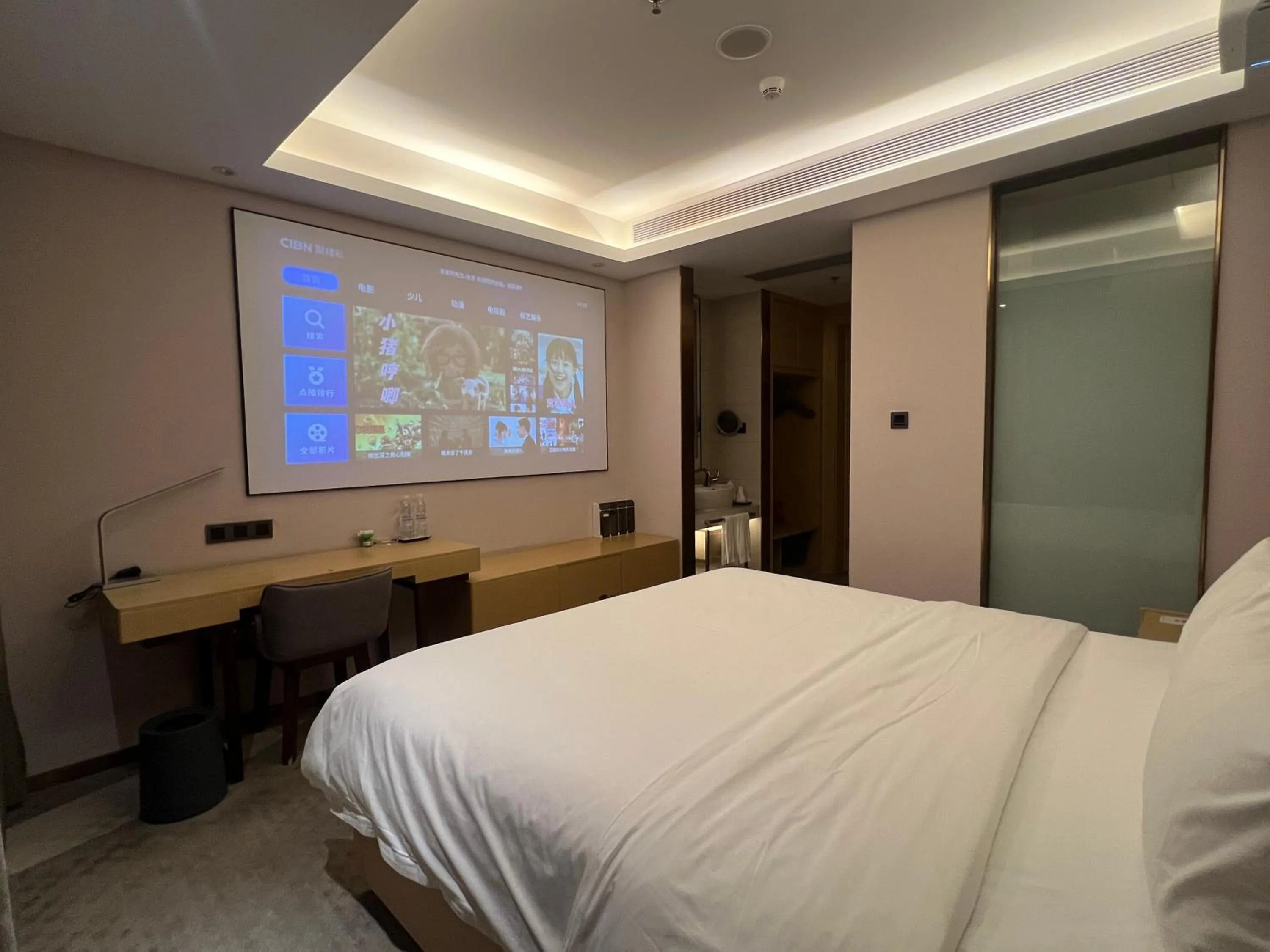 Photo of the whole room, Bed in Lavande Hotel Shenzhen International Convention and Exhibition Center Fuhai West Subway Station
