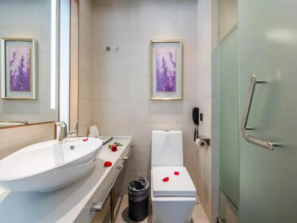 Toilet in Lavande Hotel Shenzhen International Convention and Exhibition Center Fuhai West Subway Station