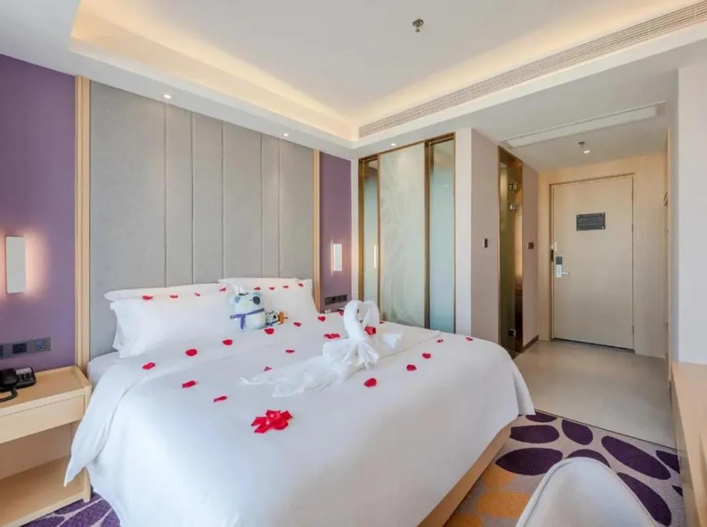 Photo of the whole room, Bed in Lavande Hotel Shenzhen International Convention and Exhibition Center Fuhai West Subway Station