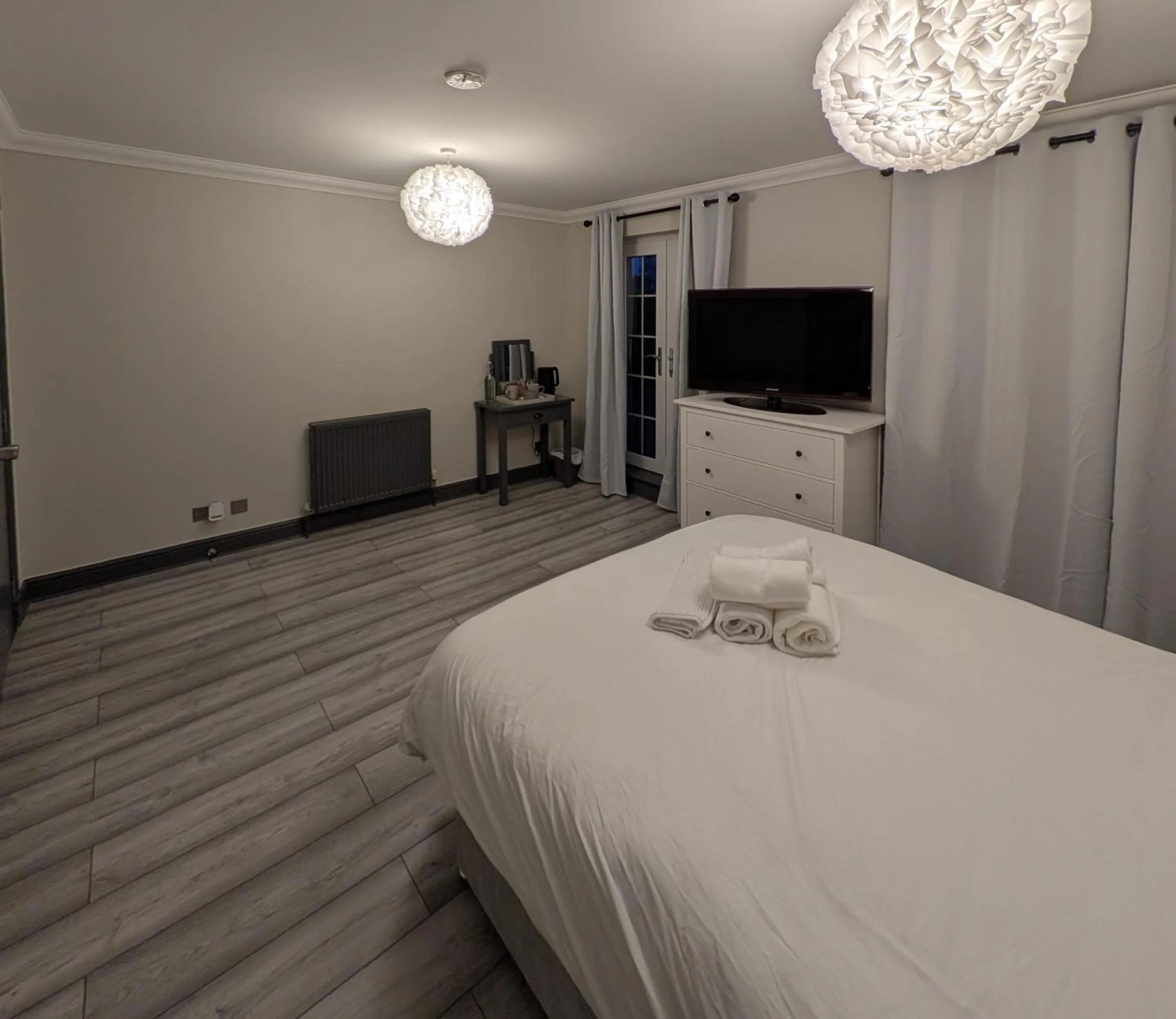 Bedroom, Bed in Woodgrove Holiday Homes