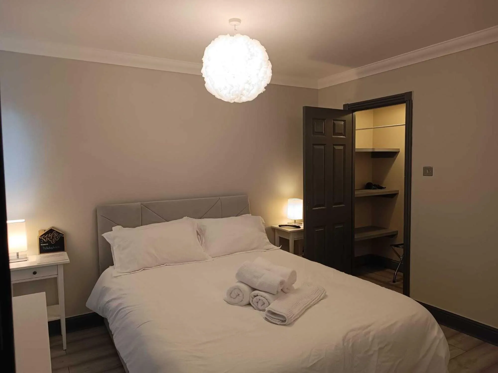 Bedroom, Bed in Woodgrove Holiday Homes