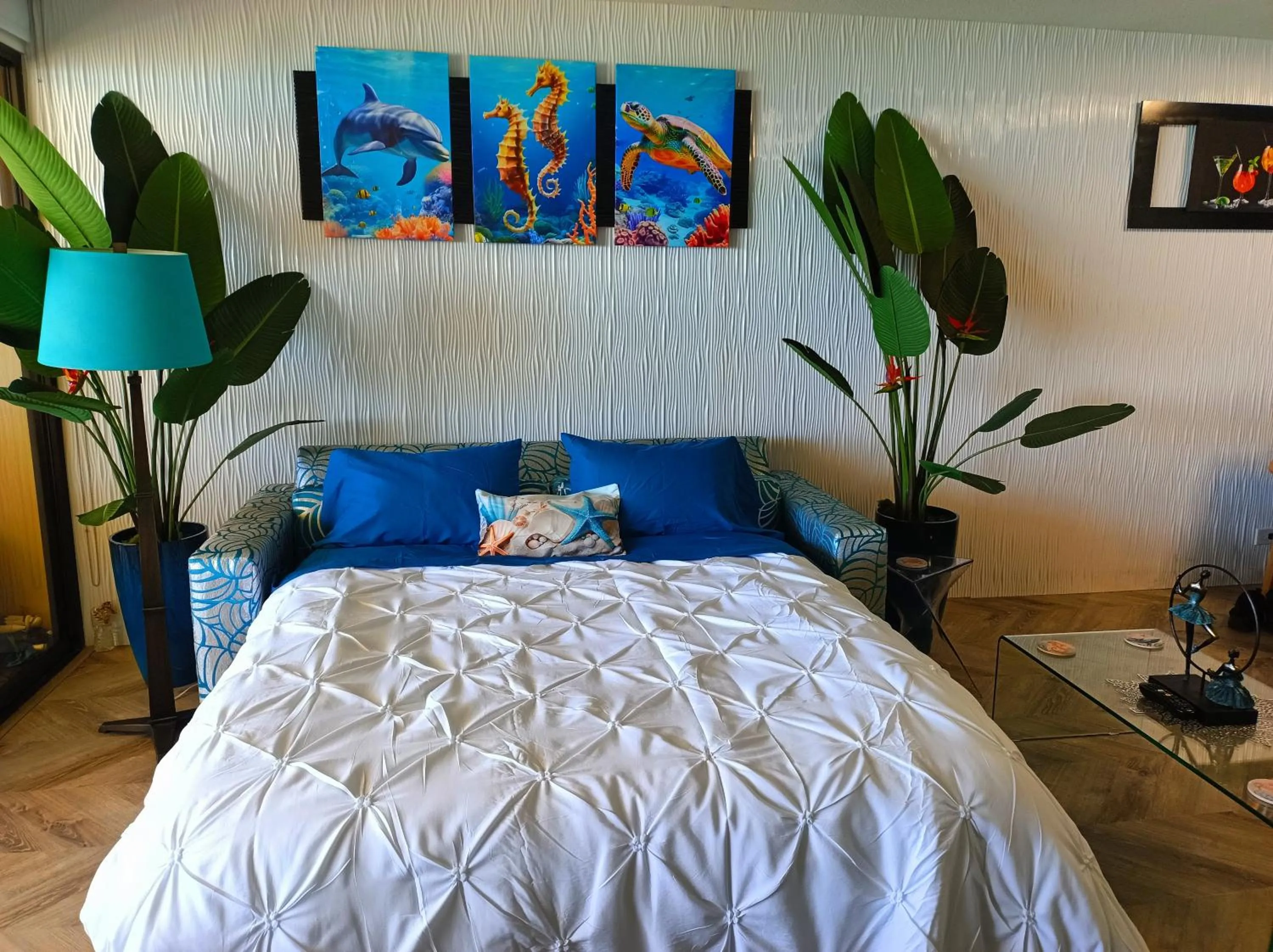 Bed in Waikiki Beach Tower