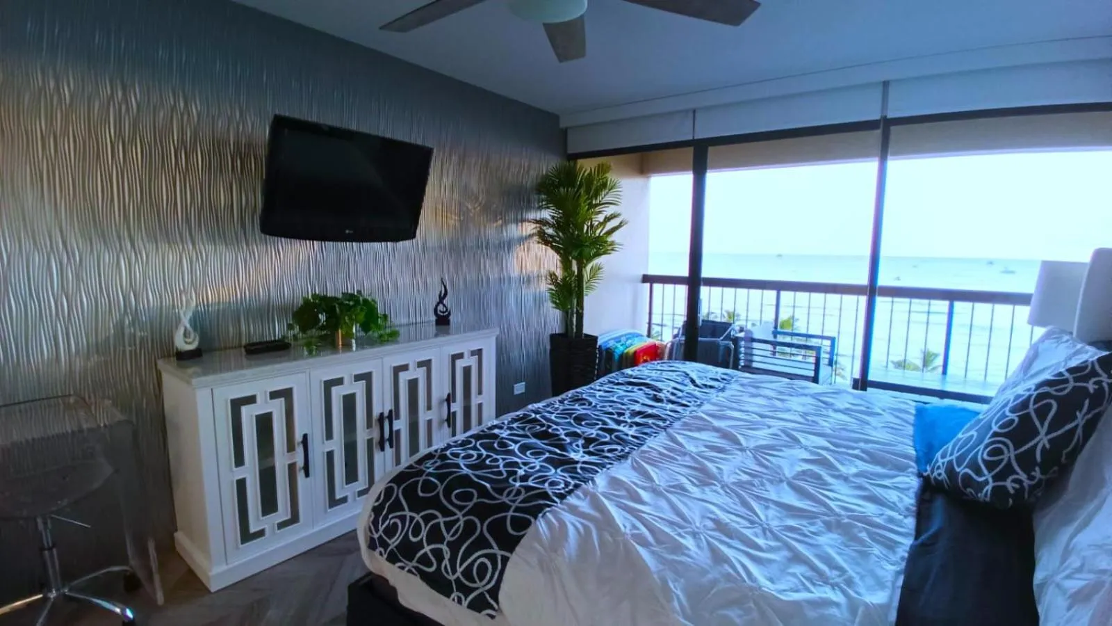 Bed in Waikiki Beach Tower