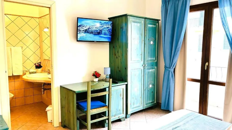 Bedroom, Bed in La Perla Hotel