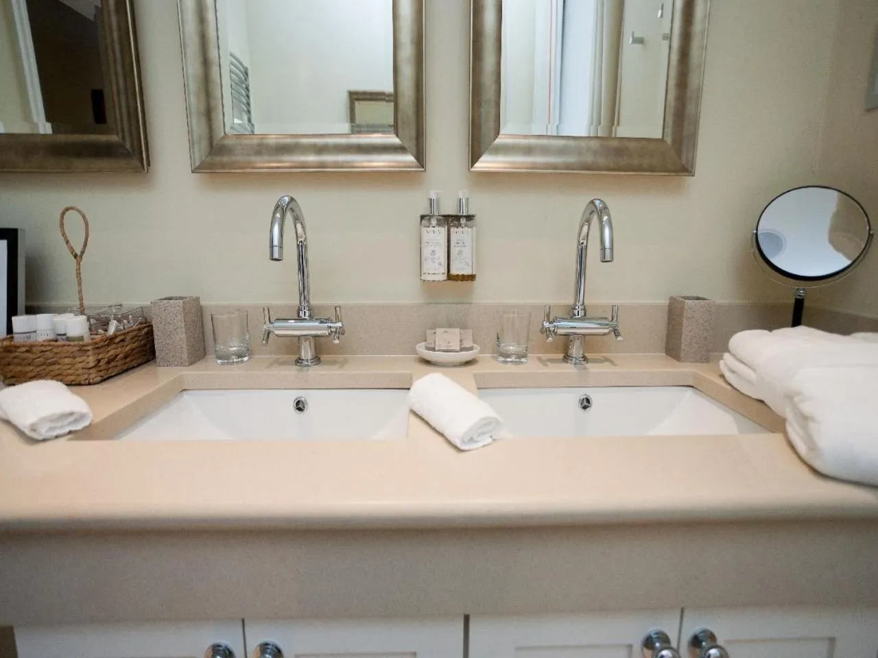 Bathroom in Gilbey's Bar, Restaurant & Townhouse