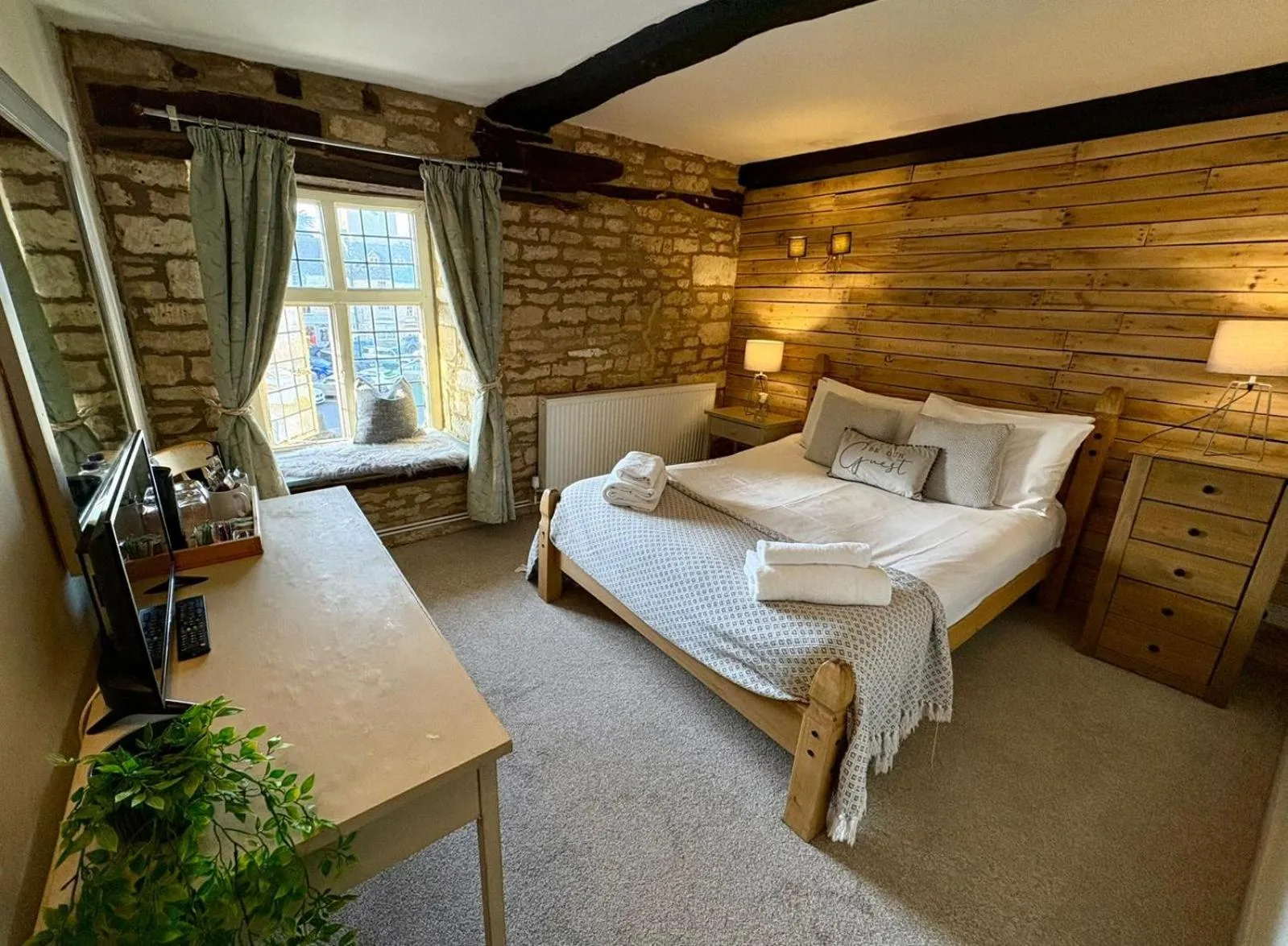 Photo of the whole room, Bed in The Kings Arms Hotel