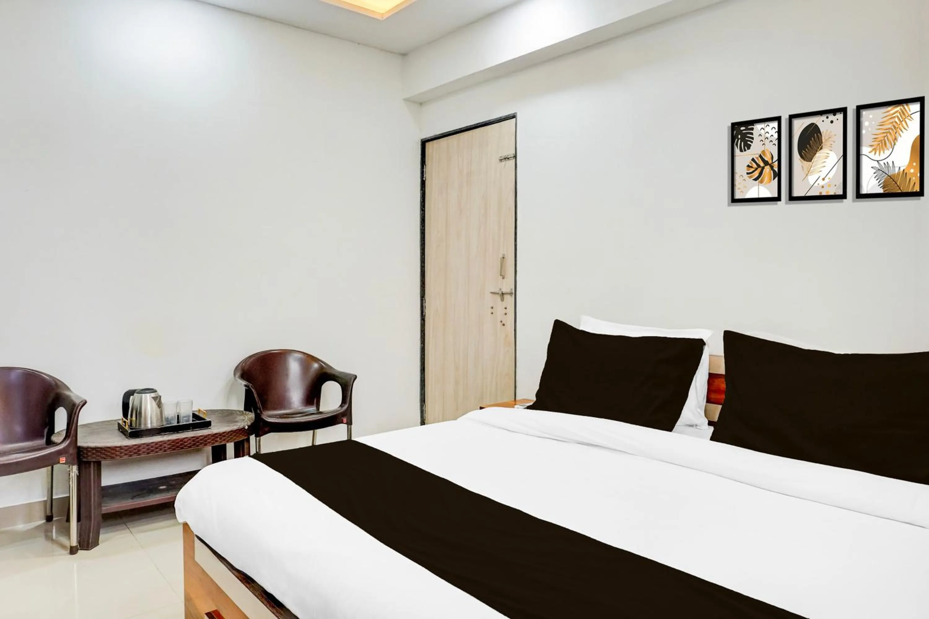 FabHotel Keshava Executive - Nr Mahadji Shinde Chhatri