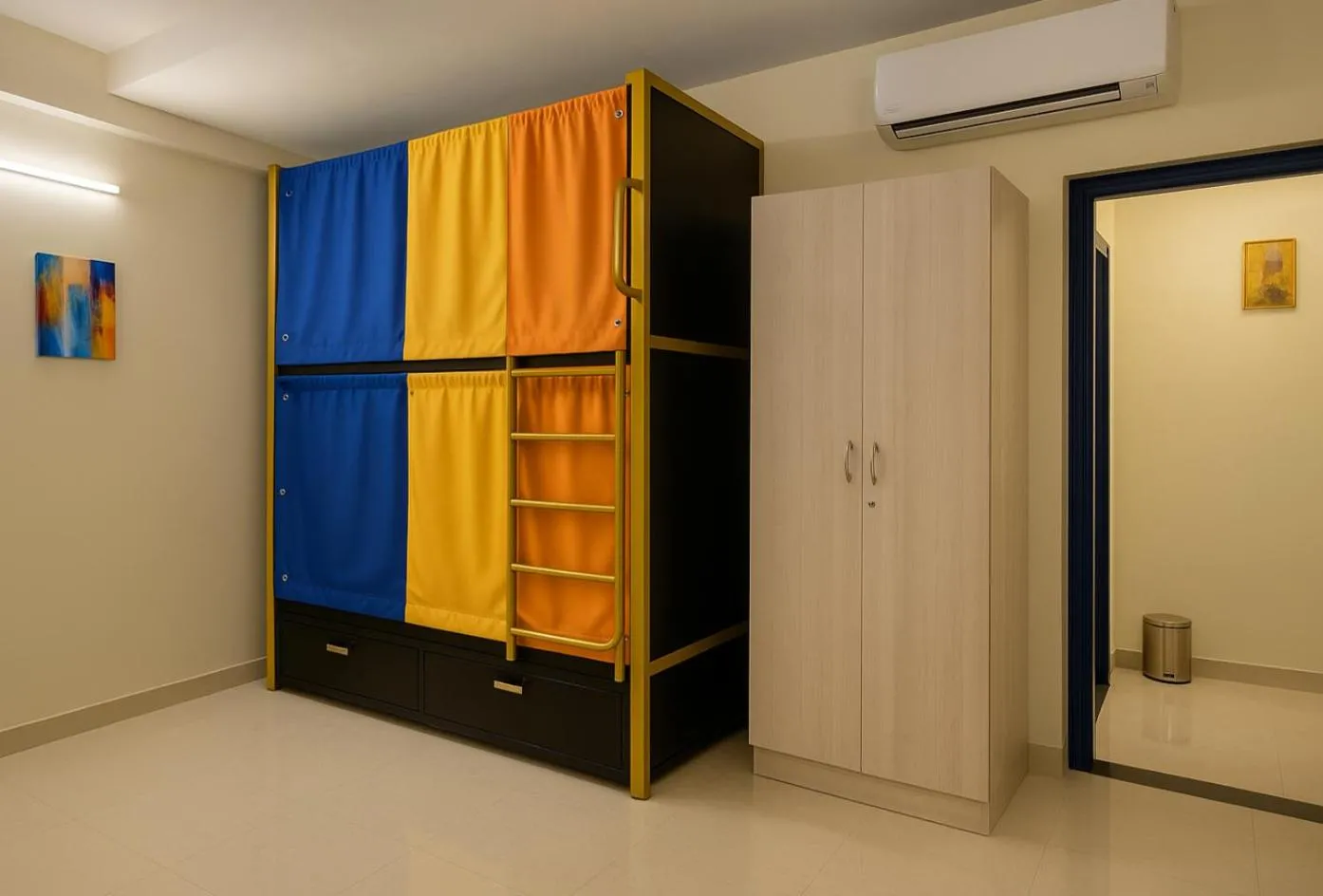 bunk bed in HosteLife Brookfield By De Royale Hotels