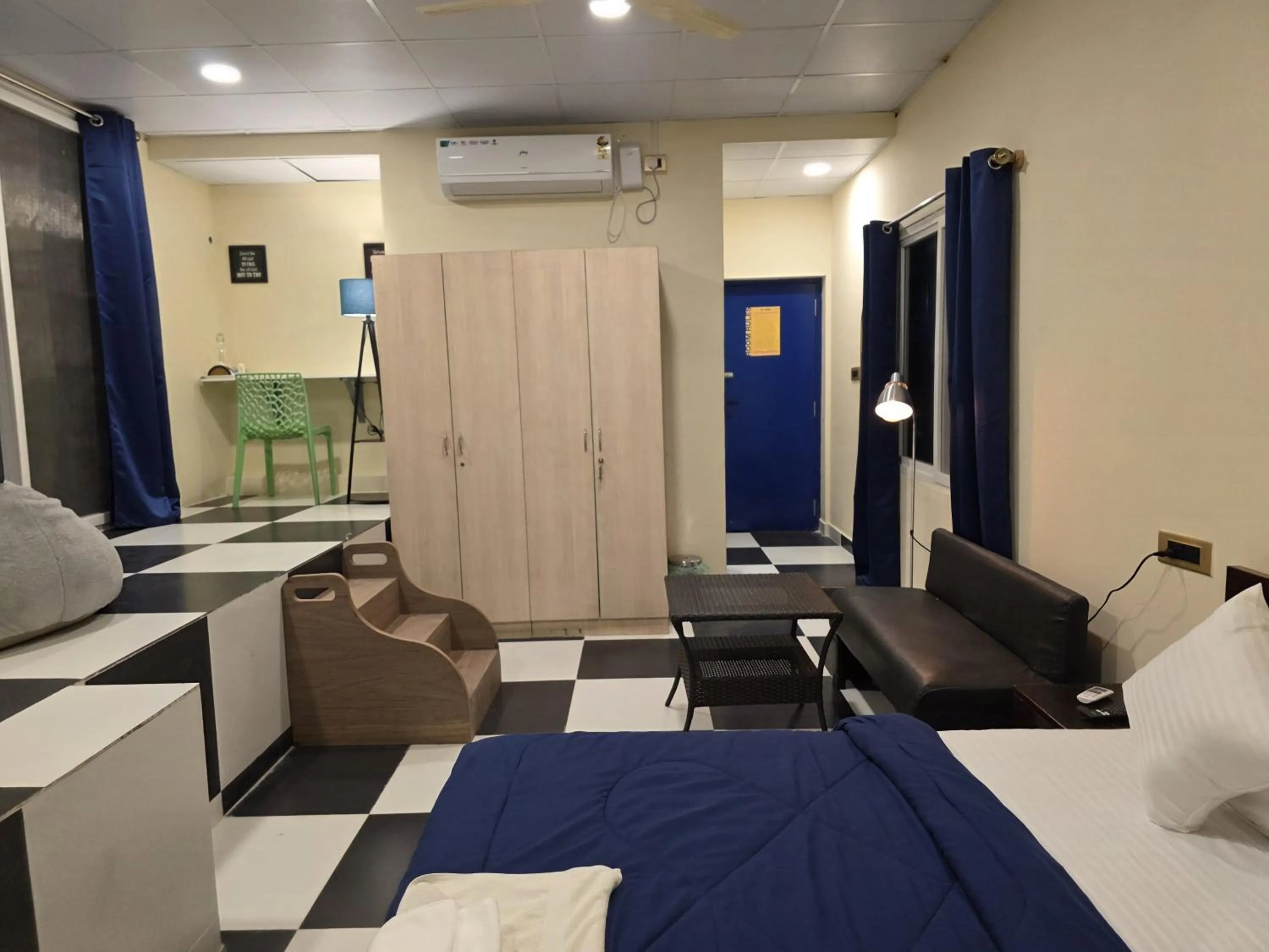 Bed in HosteLife Brookfield By De Royale Hotels