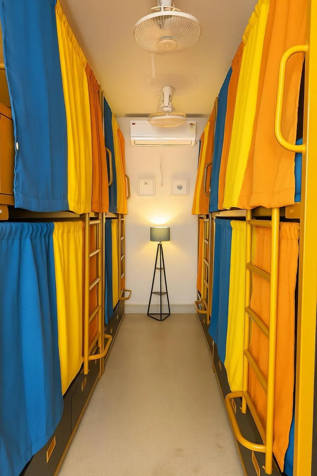Bed in HosteLife Brookfield By De Royale Hotels