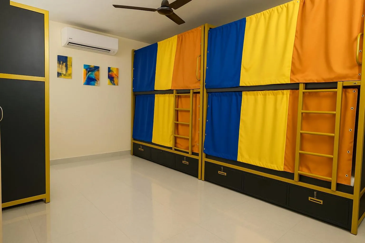 bunk bed in HosteLife Brookfield By De Royale Hotels