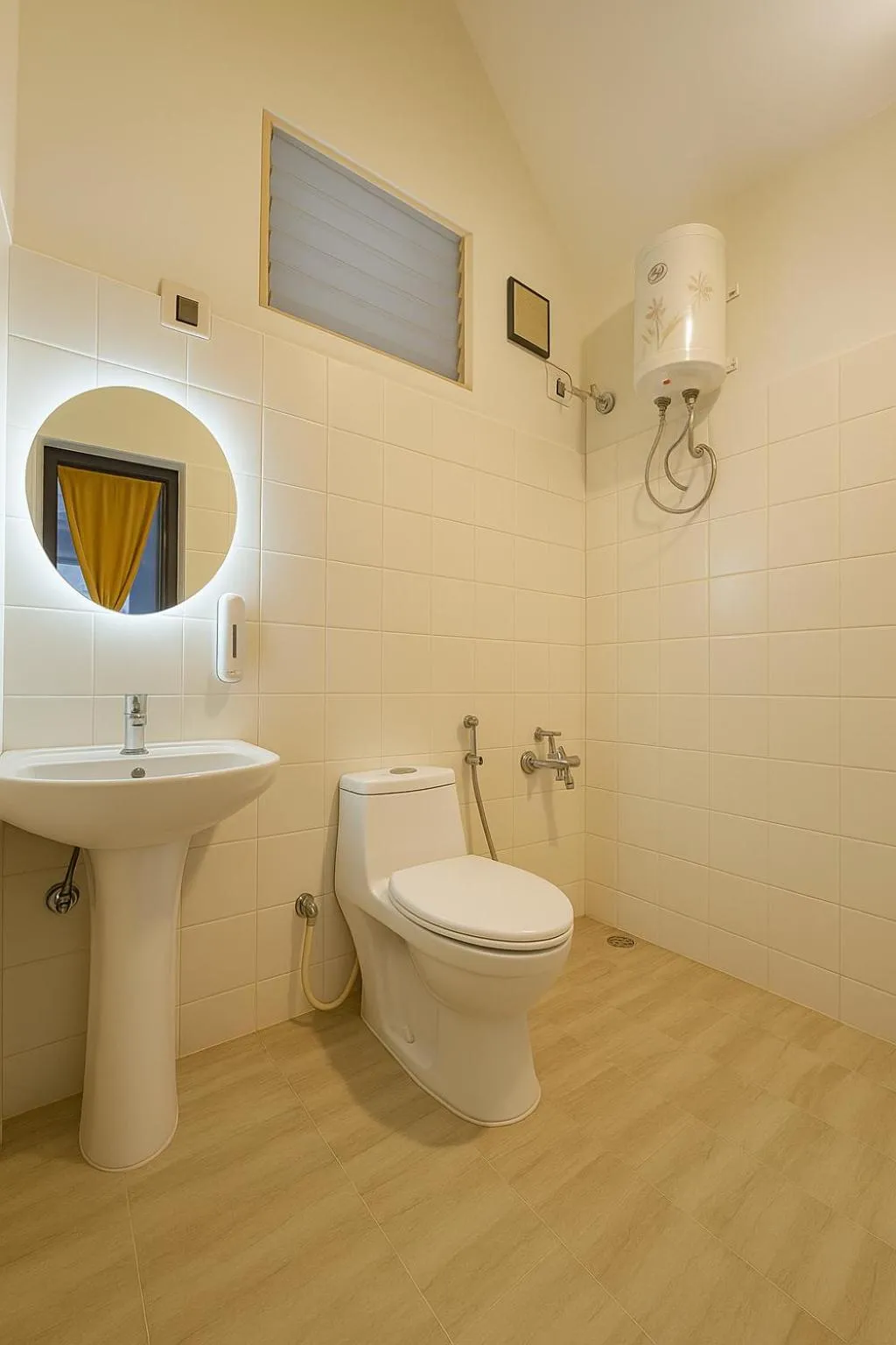 Toilet in HosteLife Brookfield By De Royale Hotels
