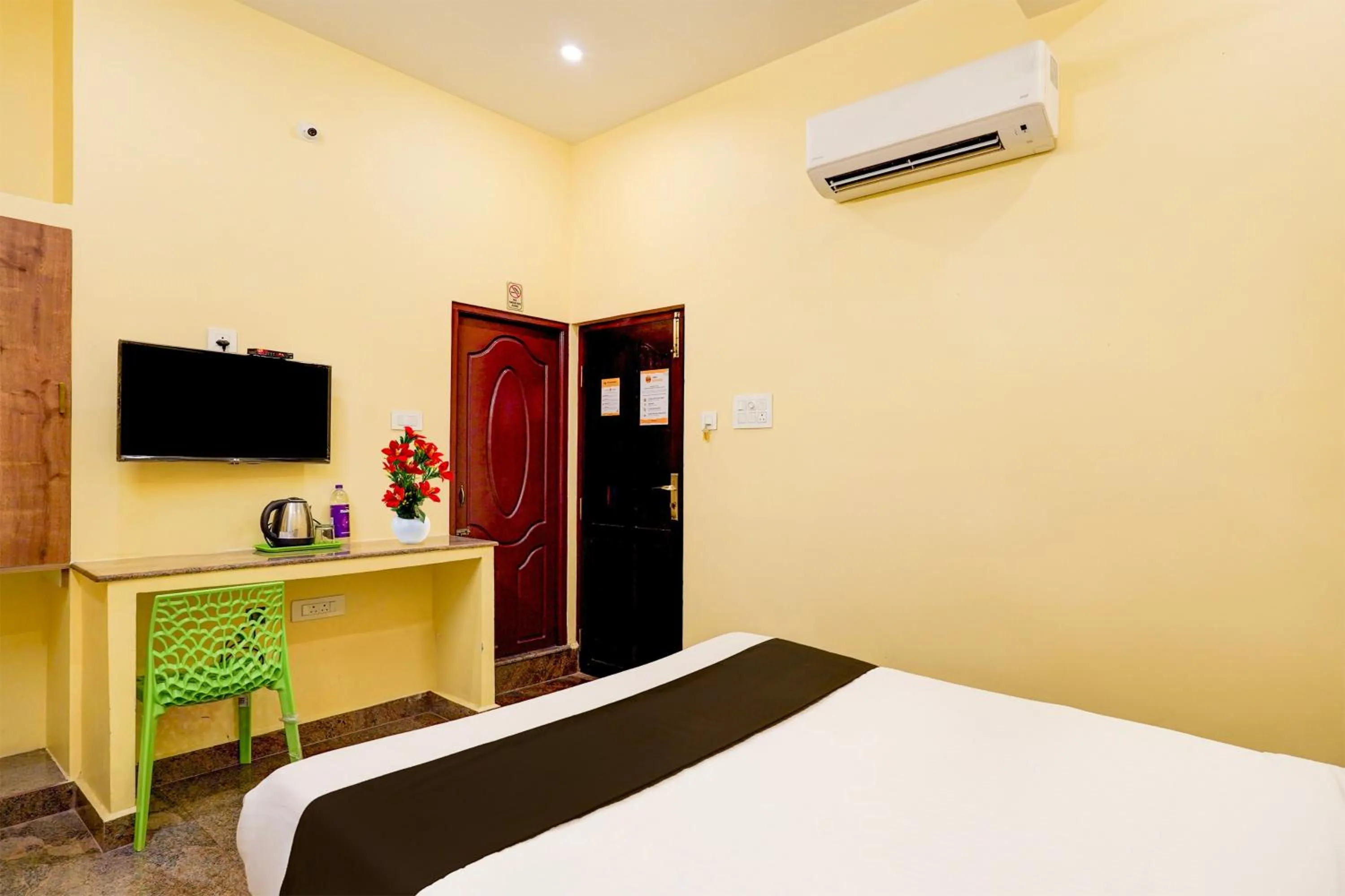 Bedroom, Bed in Super Townhouse White Town Rock Beach Formerly Prakasam Residency