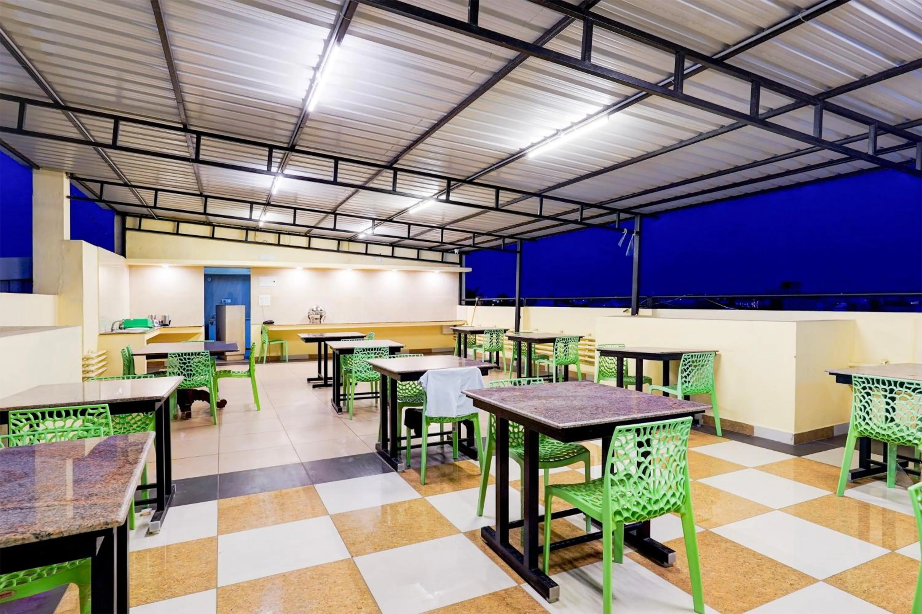 Restaurant/places to eat in Super Townhouse White Town Rock Beach Formerly Prakasam Residency