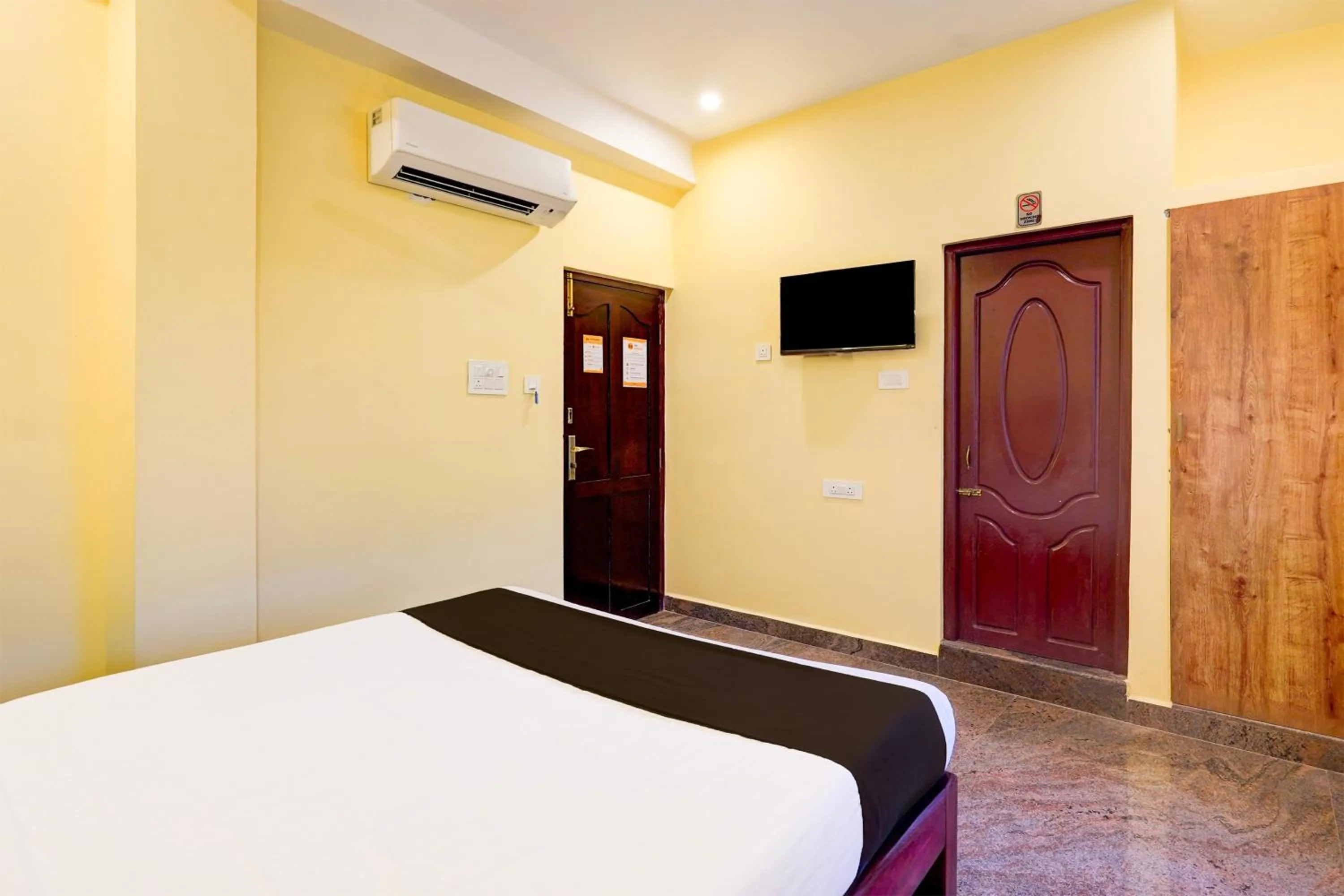 Bedroom, Bed in Super Townhouse White Town Rock Beach Formerly Prakasam Residency