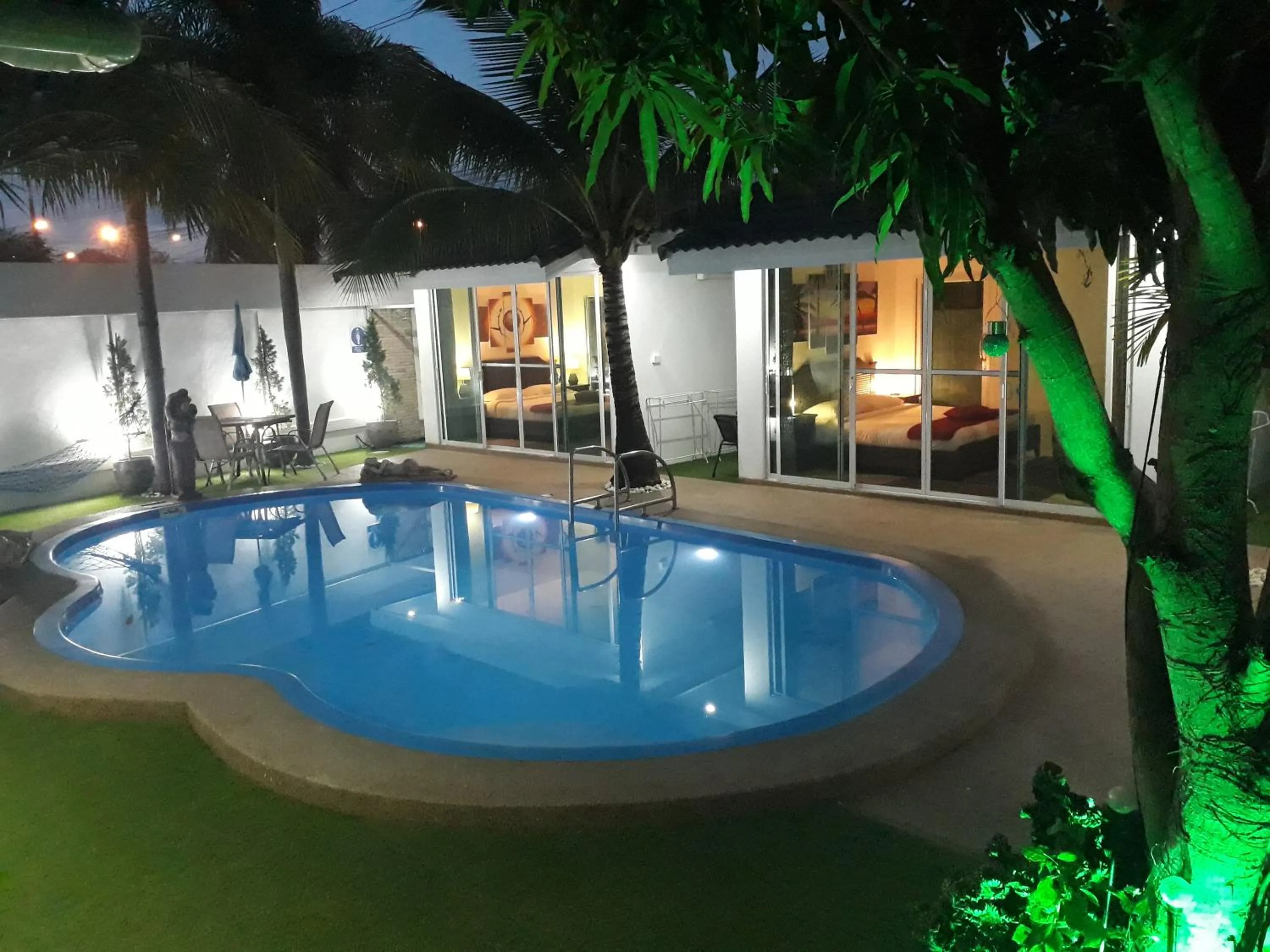 Swimming pool in Coconut Palms