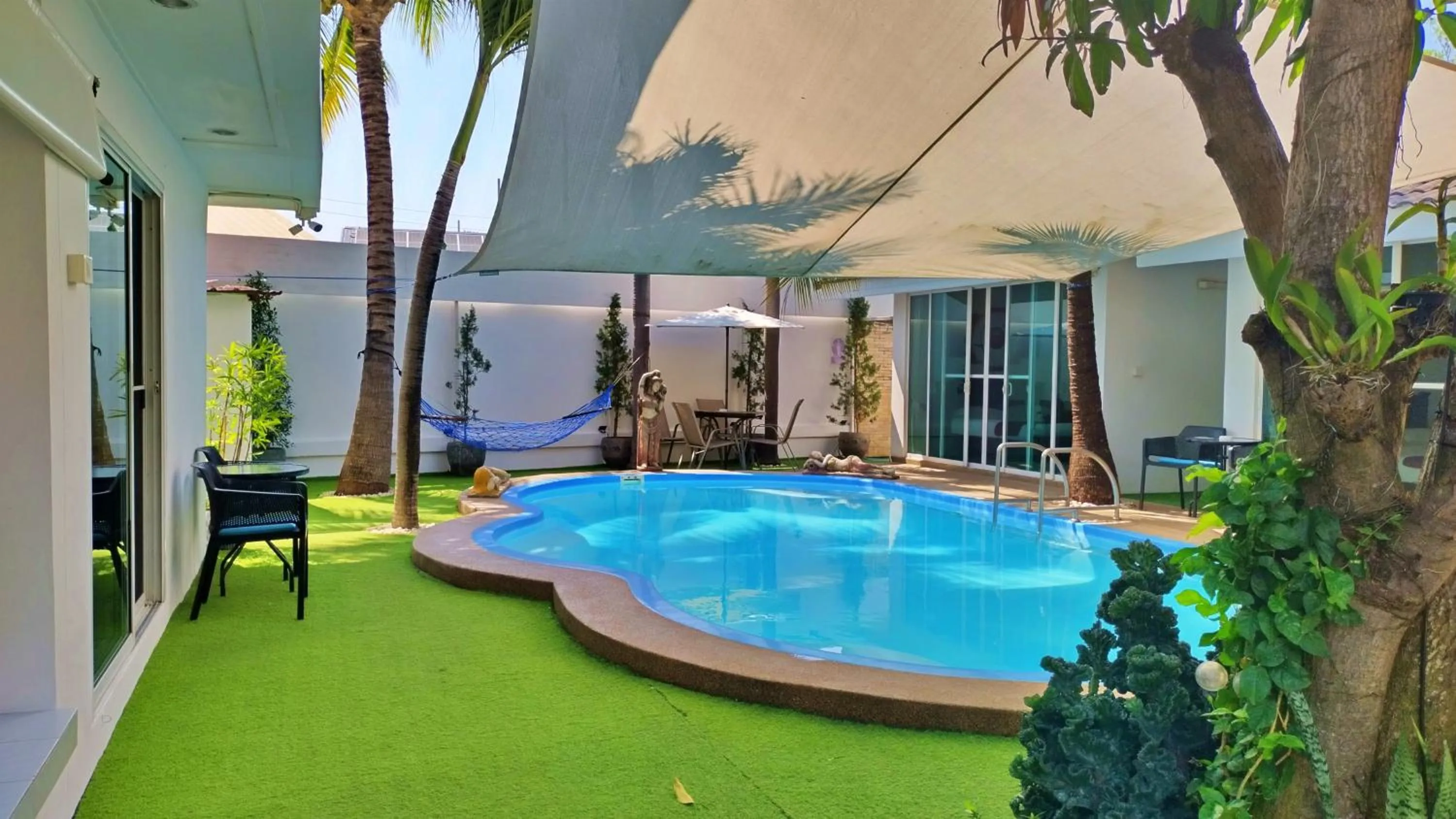 Swimming pool in Coconut Palms