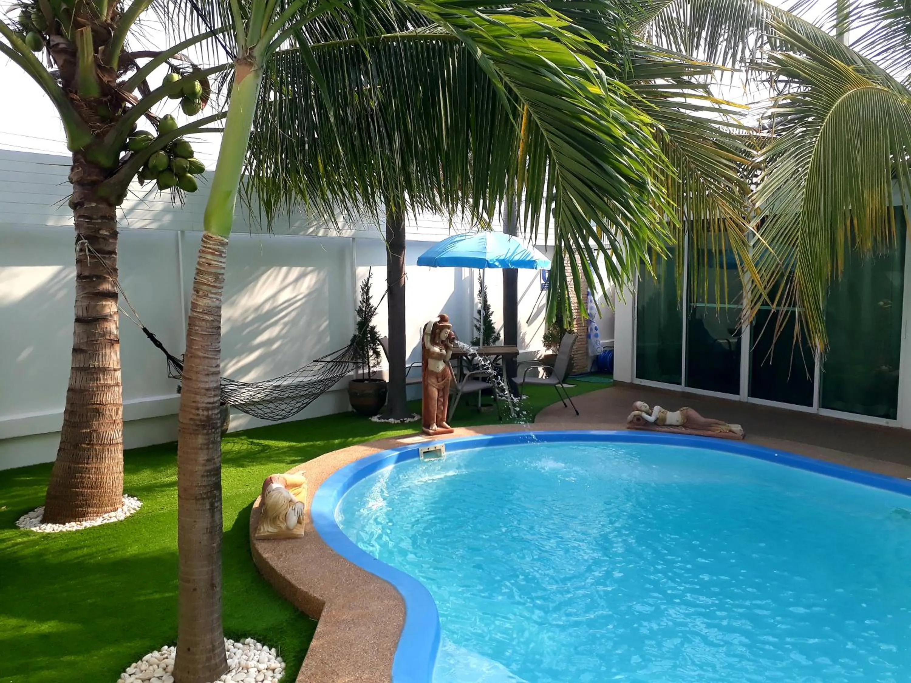 Swimming pool in Coconut Palms