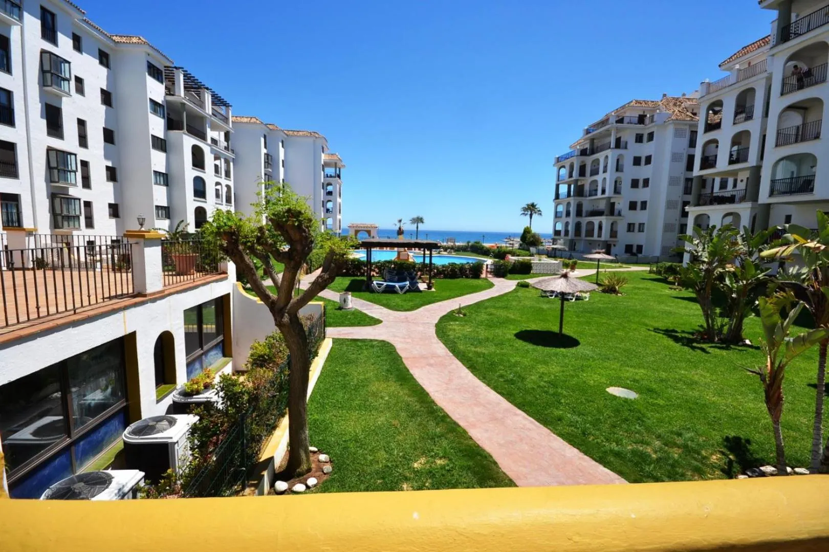 Garden in Beach Apartment Marina Duquesa