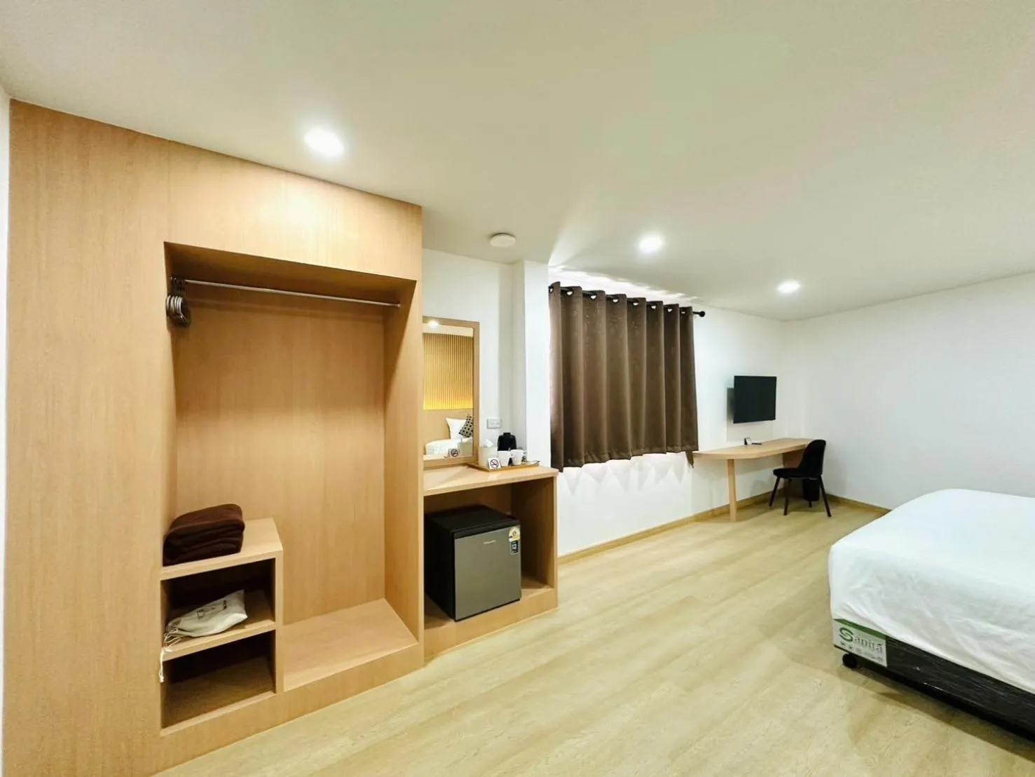 Bedroom, Bed in The Cozy 77