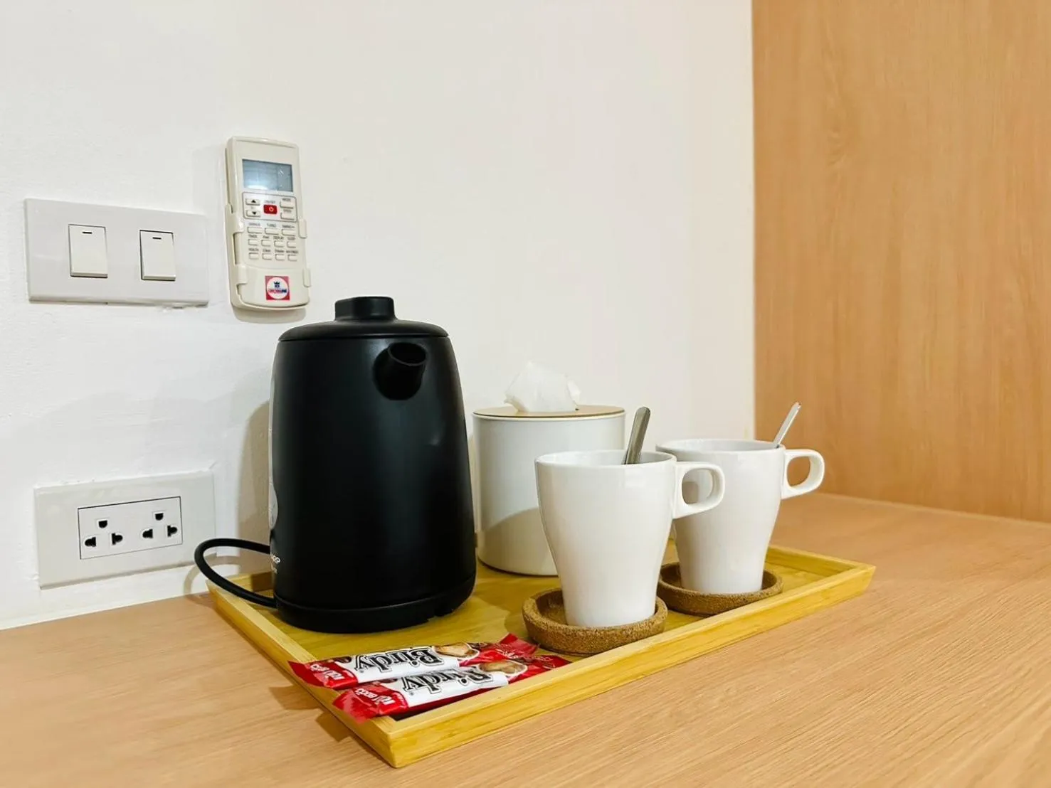 Coffee/tea facilities in The Cozy 77
