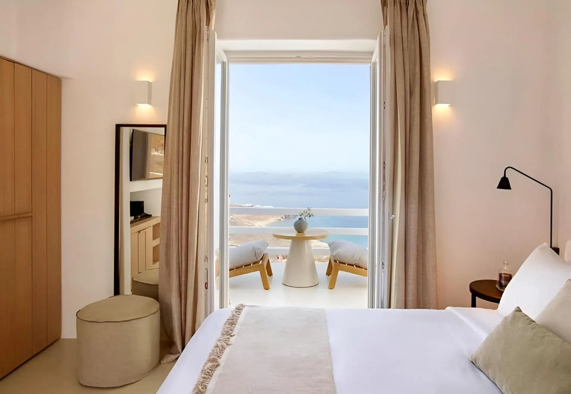 King Room with Spa Bath in Hotiday Mykonos Fanari